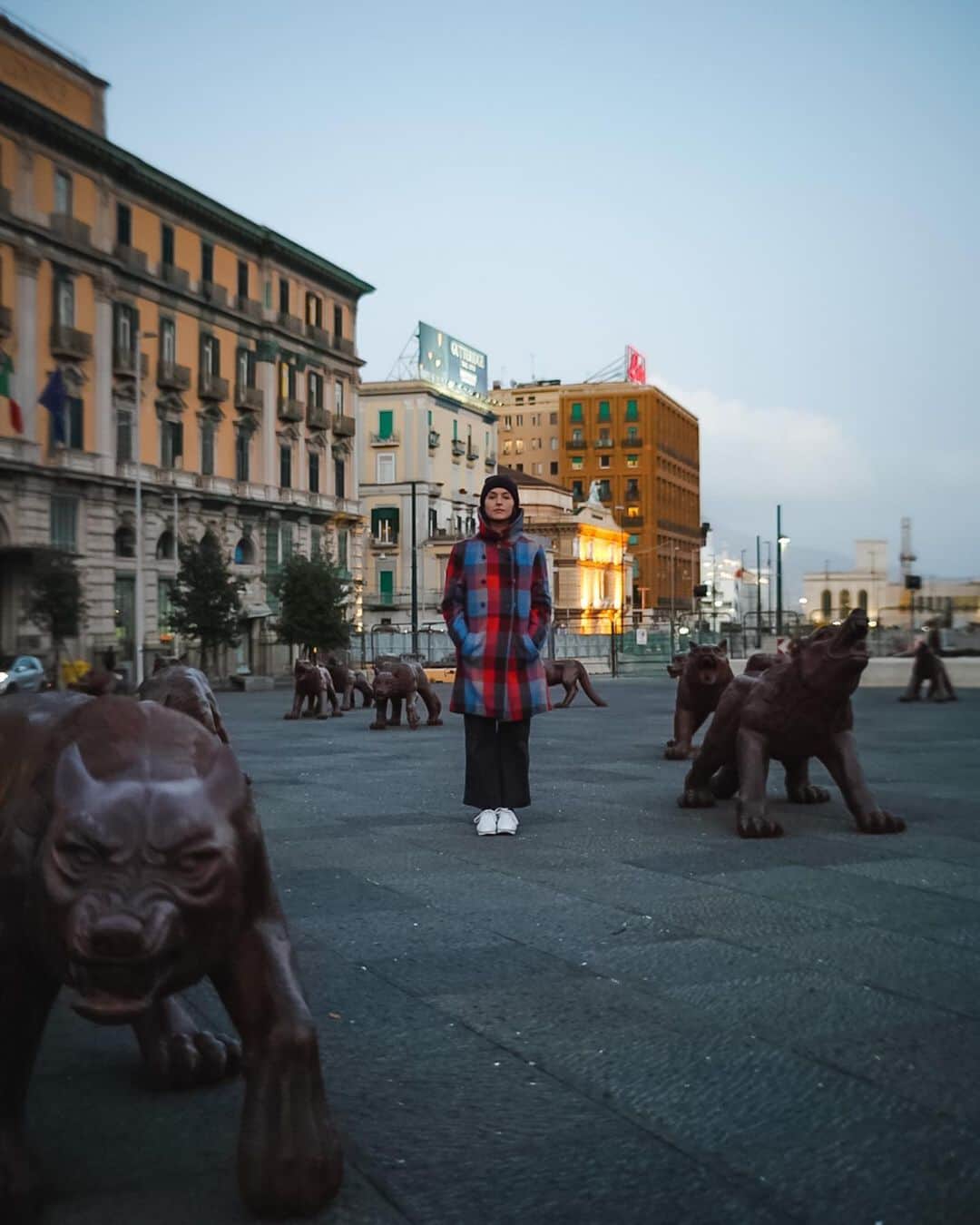 キャサリン・マコーミックのインスタグラム：「Isolation. Something that comes very natural to me. Not because it necessarily serves me well, but at a young age, something in me decided it was the safest place. Something in me decided that trust could only be found within myself. The extreme ways that the lives of people I still love began to change triggered fear in me. Therefore, my level of trust for others continued to shrink. To this day, it can be very hard for me to allow others to join me on my day to day journey. But now more than ever, it is evident that there isn’t much that a person has control of. It’s the believing that “I have control” that creates a false sense of security. So if thought is that powerful...if repeated thought can create a reality for someone then let us all be careful which thoughts we practice. Now more than ever, let us use this time to connect. Connect to ourselves in a way that the normal rush of life can seem to steal. Time is a treasure. How do you want to use it?  Sending love and light to you, wherever you are in the world. 🤟🏼 . . . 📸 @mrjacobpatrick」