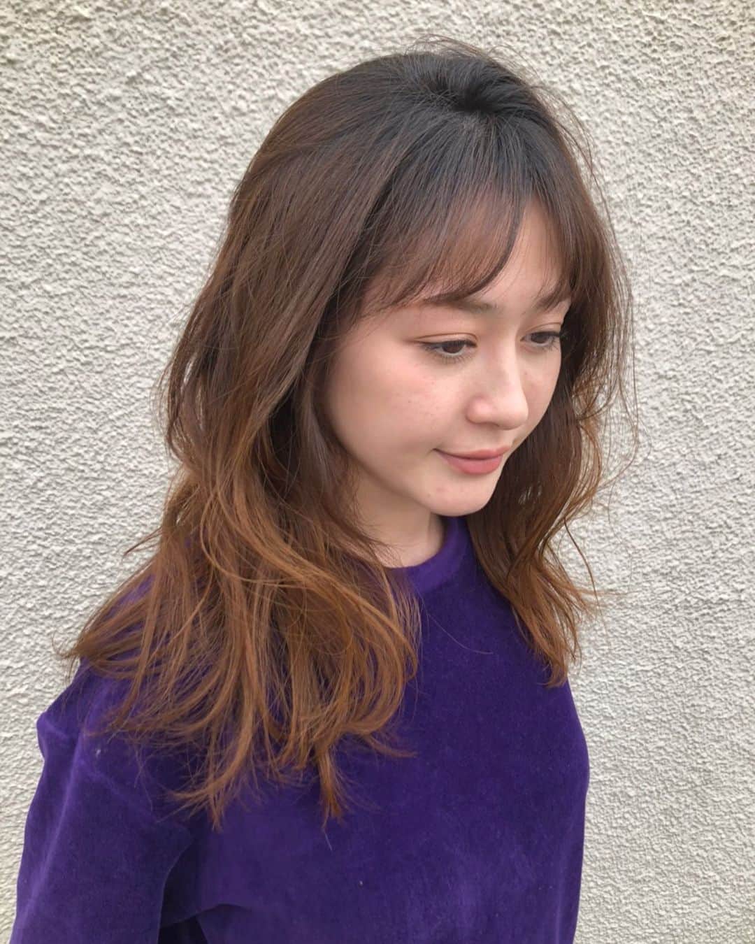のインスタグラム：「西荻窪 @browns_hairsalon さんにて 今回もマーシー@masashi6821 に超しっとりトリートメントをやっていただきました❣️ なんか髪質が本当にだんだん改善されてる、すごいわ…また次に行くのが楽しみ💖 #美容室#トリートメント#縮毛矯正#髪質改善」