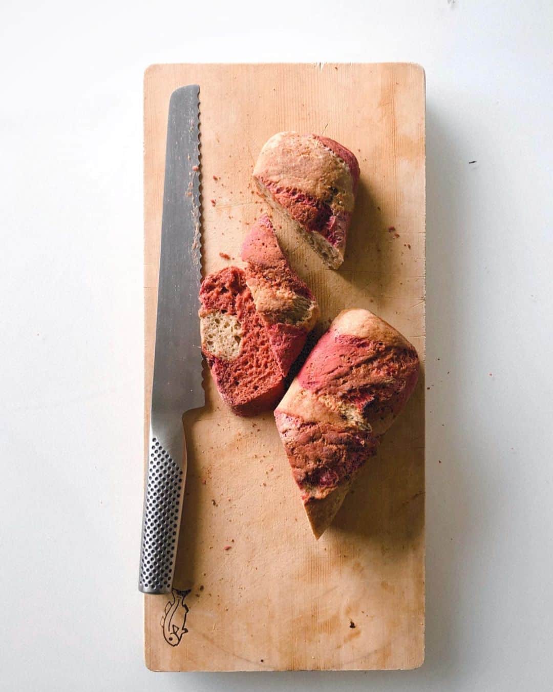 のインスタグラム：「週末パン焼きました🍞💛🧡 ・ お米で作ったグルテンフリー＆ ビーガンのパンです🤎 🌱😊 ・ パンの外側は外がカリッとしてて、 美味しいです😍パン作りにはまっちゃいそう😁 ・ I made this delicious Gluten free &  Vegan bread last weekend 🍞🌱💛 ・ I used one of my favorite herb tea  Earl Grey Tea and to  make it marble I using  Beetroot juice powder  I enjoyed so much making 🍞 🌱 I guess it will be my next hobby😁 ・ #glutenfree##glutenfreebread#vegan#plantbasedグルテンフリー#グルテンフリーパン#ビーガン#」