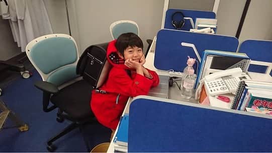 のインスタグラム：「. 【#最終回今夜10時❗】 ７話ではひよりちゃん演じる真実が深山先生の働く姿を見に来ていましたが今回は保くんバージョンをお届け✏️ 医局とスタッフステーションに潜入😁 黒岩先生のかっこいい姿見れたのかな〜😉 #トップナイフ #0314最終回 #嶺岸煌桜 #田辺保 #医局での頬杖ショットが #可愛すぎる😍 #無邪気という言葉がぴったりで #現場ではみんなの癒しの存在✨」
