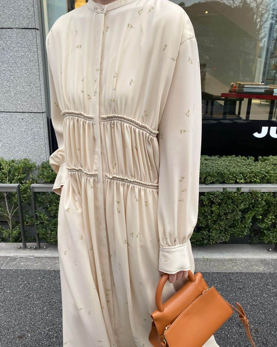 松本恵奈さんのインスタグラム写真 - (松本恵奈Instagram)「私服にもオケージョンとしてもピッタリな花柄ワンピース。羽織としても使えるのですごくオススメです◎ いろんなシーンに使える服はアレンジもしやすくて大好き。発売中なので是非、checkしてみてね！  #clane」3月14日 14時54分 - ena1123