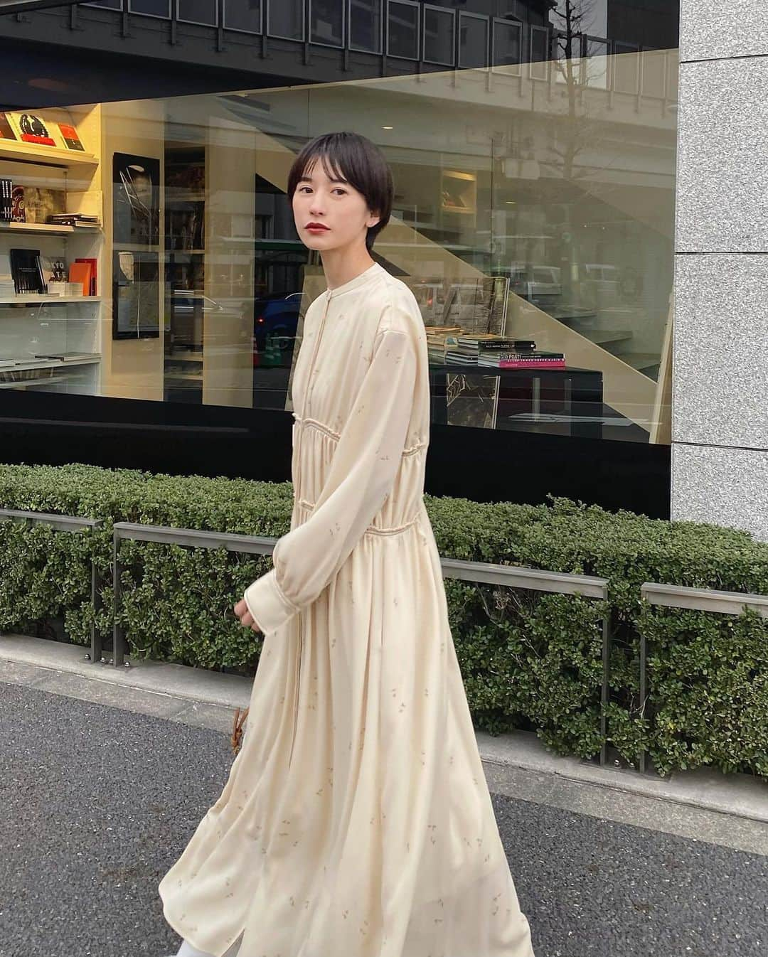 松本恵奈さんのインスタグラム写真 - (松本恵奈Instagram)「私服にもオケージョンとしてもピッタリな花柄ワンピース。羽織としても使えるのですごくオススメです◎ いろんなシーンに使える服はアレンジもしやすくて大好き。発売中なので是非、checkしてみてね！  #clane」3月14日 14時54分 - ena1123