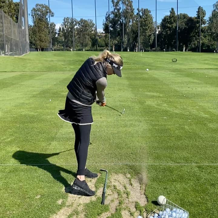 アンナ・ローソンのインスタグラム：「Wishing the sun was shining so I could escape to the golf course... 🌧👎🏻@pxg #gen3👌🏼」