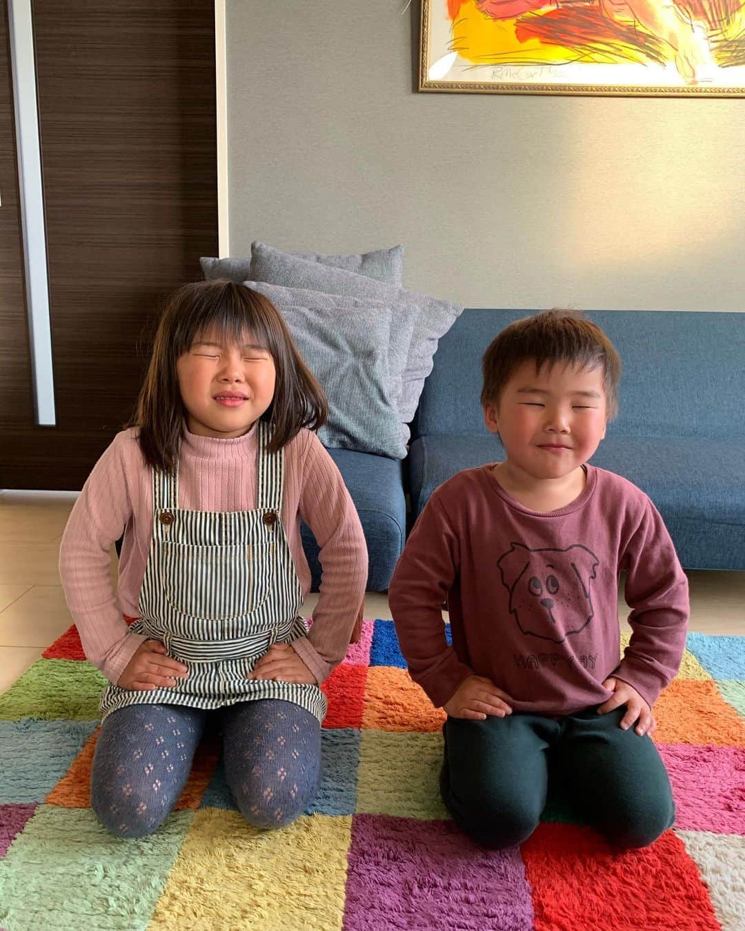 のインスタグラム：「自主トレ😊 Koyuru and Kyle likes training😊 #baby #mygirl #myson #myboy #こゆるやま #かいるまる #7月生まれ #5歳 #4月生まれ #3歳 #姿勢を正して黙想 #仲良し #姉弟」