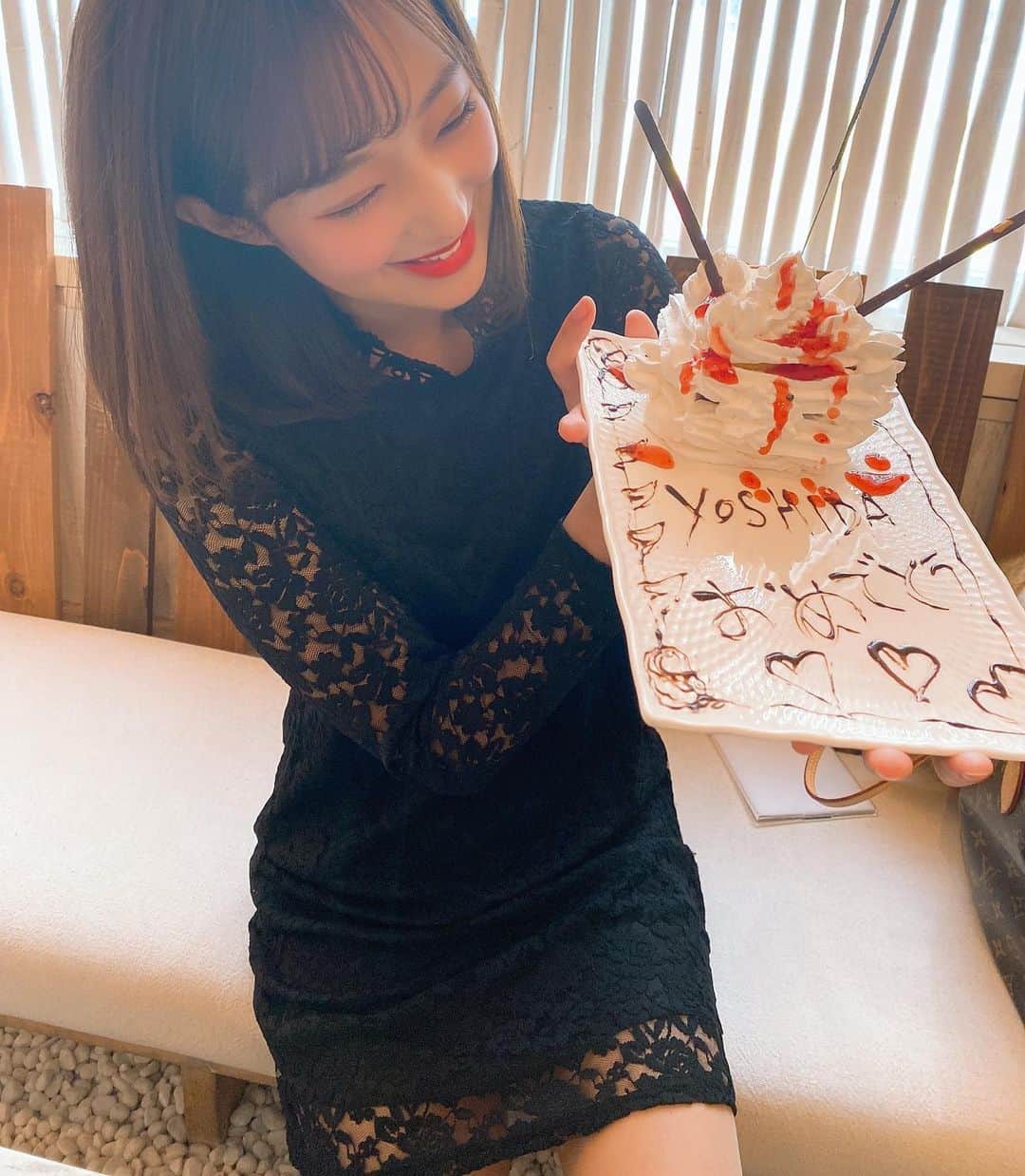 ミクのインスタグラム：「. . 笑いすぎてお腹捩れた瞬間🤣 真相はルナのブログへ💜 . .  #誕生日サプライズ #肉親ちゃん」