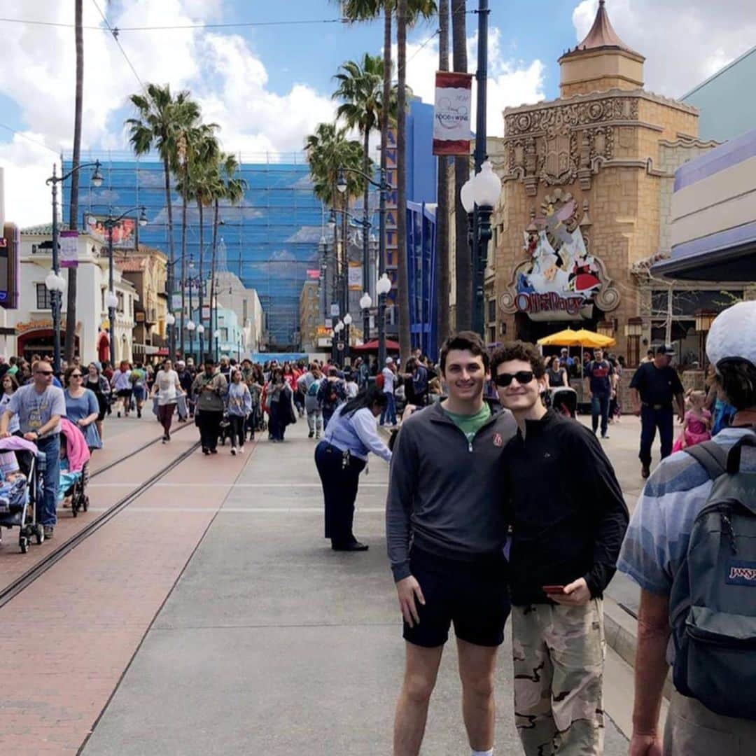 デヴィッド・マズーズのインスタグラム：「I may have been one of the last people to go to Disneyland and I’m so pumped about it  Ps thank you to the strangers who took picture 2」