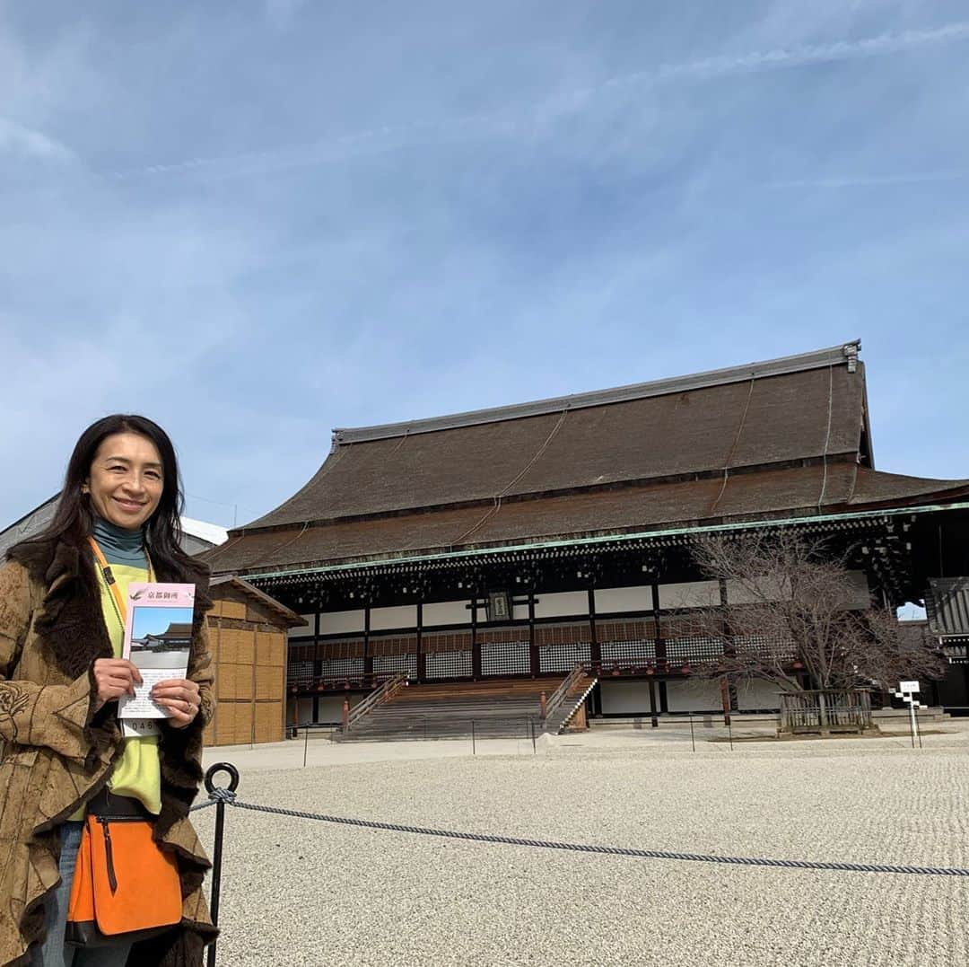 井脇幸江さんのインスタグラム写真 - (井脇幸江Instagram)「公演翌日、京都へ 予定していた舞台観賞が上演中止となり、ぶらり散歩の旅へと変更。 でも脳がリフレッシュできた✨知らない場所を歩くって、大切だなぁ💓🥰 京都御苑の京都御所、同志社大学のハリス理化学館。 人はほとんど居なくて、静かにゆっくり見たいだけ居られた。 梅桃桜のピンク色が可愛くてほっこり💕お天気にも恵まれ、癒しとエネルギーチャージ完了👍🏻 #Ballet #Dancer #バレエ #バレエダンサー #芸術 #芸術観賞 #舞台 #stage #美の世界 #四ッ谷 #Iwaki Ballet Company #バレエスタジオ #バレエ教師 #バレエ教室 #美しい #楽しい #人生 #旅行 #京都 #京都御苑 #京都御所 #癒し #エネルギーチャージ」3月14日 9時54分 - yukie.iwaki