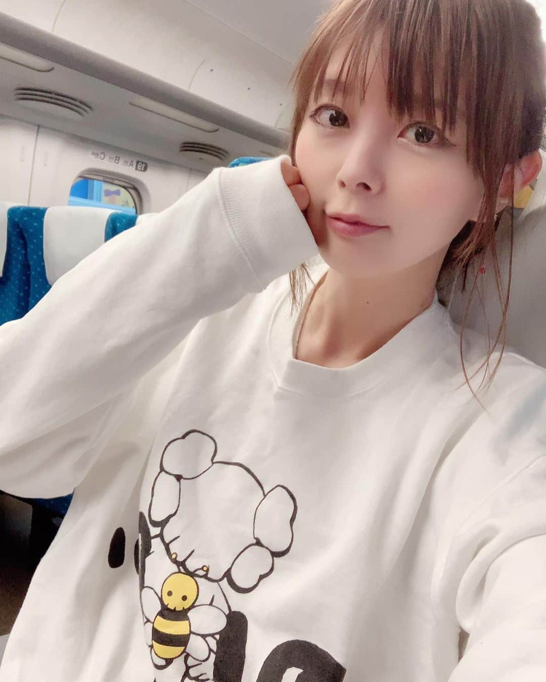 satomiさんのインスタグラム写真 - (satomiInstagram)「この前静岡行ってきたよ〜🚄 東京でるとワクワクする〜( ˶ˆ꒳ˆ˵ )💓 * * 移動コーデww🚅 @anthem001 の新作トレーナー❤ * 170㌢近くあるのでXLサイズ✨ やっぱりオーバーサイズが好き( ˶ˆ꒳ˆ˵ ) * * #トレーナー #パーカー #ストリート系ファッション #パーカー女子 #トレーナー女子 #anthem001 #アンセム001 #ユニセックス #アパレル #ペアルック #おそろコーデ #静岡行ったよ #新幹線　久々 #ホワイトデー  #バレンタインあげてないからもらえない #身長169cm  #巨人」3月14日 10時02分 - saatoomii47