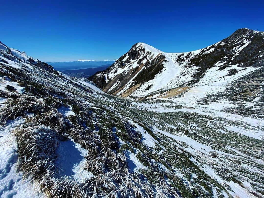 野口健さんのインスタグラム写真 - (野口健Instagram)「今週も八ヶ岳縦走。ヒマラヤ遠征前には八ヶ岳に通い歩き込むのがいつものお決まりパターン。下界にいると新型コロナの話題ばかり。2月下旬から4月までの仕事はほぼキャンセルとなり、ならば、その時間をヒマラヤに向けて有効に使おうと山籠り。しかし、昨日、八ヶ岳で「ネパール政府により5月ど全ての外国人の観光ビザ発給停止」との知らせが…。やはりそうなったかと。覚悟はしていたが、やはり、ガックリ。  先週から色々な情報が飛び交っており、勿論、ネパール 大使館にも確認していて「新型コロナへの感染症状がみられない」との診断書があれば入国OKとの情報も。実際に数日前には、その診断書でエベレストを目指している日本人登山家が無事にネパール入りできたとの知らせに「よし！」と喜んでみたり。しかし、その直後に海外メディアによる報道で「ネパール政府は全ての外国人への観光ビザ発給の停止」と報じられ。うちのスタッフがすぐにネパール大使館に訪れたらネパール大使館も「その情報を報道で知っただけで本国の外務省からまだ連絡がない」と。大使館員としばらく話をしていたまさにその時に本国から「ビザの発行停止」の連絡が入り、正式にダメになりました。  ネパール政府も大混乱していたのでしょう。エベレストを含め他の山やトレッキングもこの春は全てクローズするとのこと。  我々、ヒマラヤ遠征を控えている山屋からするとショックは大きいですが、しかし、医療体制が不足しているネパールで新型コロナの感染が広がればイタリアでの被害どころではないだろう。4月はネパールにとっても最大の観光シーズン。特に登山隊にとっては。このシーズンをクローズするって事はネパールの経済に与えるダメージは計り知れない。クライミングシェルパたちにとっては年間収入の大半を失うことなる。故にネパール政府もギリギリのギリギリまで判断を下す事に躊躇し苦悩された事でしょう。僕らネパールを愛する者としては「自国民をコロナから守る」としたネパール政府の判断を尊重したい。いや、しなければならないと思っている。残念は残念。しかし、アメリカや特に爆発的に感染が拡大している欧州の状況からして、これはもうしゃあない。  初の6000Mを目指しトレーニングをしていた絵子さんも大きなショックを受けていましたが、ヒマラヤは逃げない。チャンスも逃げない。気持ちを次に切り替えてやるしかない！春のヒマラヤはなくなりましたが、しかし、ヒマラヤのために空けてあった時間を有効に使いたい。さてさて、絵子さんとどの山に挑戦をするのか。数日以内に結論をだしたい。ヒマラヤに繋がるような挑戦をするぞ〜！ #野口健#野口絵子#野口健親子登山」3月14日 10時27分 - noguchiken8848