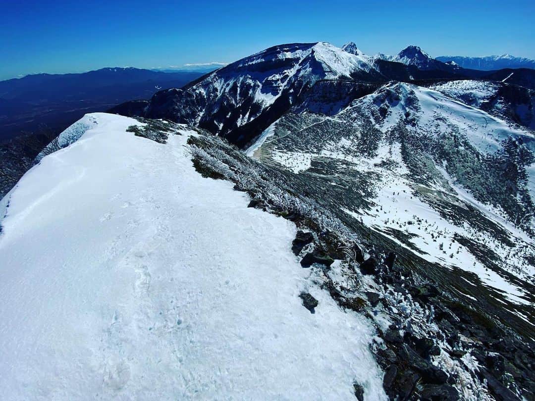 野口健さんのインスタグラム写真 - (野口健Instagram)「今週も八ヶ岳縦走。ヒマラヤ遠征前には八ヶ岳に通い歩き込むのがいつものお決まりパターン。下界にいると新型コロナの話題ばかり。2月下旬から4月までの仕事はほぼキャンセルとなり、ならば、その時間をヒマラヤに向けて有効に使おうと山籠り。しかし、昨日、八ヶ岳で「ネパール政府により5月ど全ての外国人の観光ビザ発給停止」との知らせが…。やはりそうなったかと。覚悟はしていたが、やはり、ガックリ。  先週から色々な情報が飛び交っており、勿論、ネパール 大使館にも確認していて「新型コロナへの感染症状がみられない」との診断書があれば入国OKとの情報も。実際に数日前には、その診断書でエベレストを目指している日本人登山家が無事にネパール入りできたとの知らせに「よし！」と喜んでみたり。しかし、その直後に海外メディアによる報道で「ネパール政府は全ての外国人への観光ビザ発給の停止」と報じられ。うちのスタッフがすぐにネパール大使館に訪れたらネパール大使館も「その情報を報道で知っただけで本国の外務省からまだ連絡がない」と。大使館員としばらく話をしていたまさにその時に本国から「ビザの発行停止」の連絡が入り、正式にダメになりました。  ネパール政府も大混乱していたのでしょう。エベレストを含め他の山やトレッキングもこの春は全てクローズするとのこと。  我々、ヒマラヤ遠征を控えている山屋からするとショックは大きいですが、しかし、医療体制が不足しているネパールで新型コロナの感染が広がればイタリアでの被害どころではないだろう。4月はネパールにとっても最大の観光シーズン。特に登山隊にとっては。このシーズンをクローズするって事はネパールの経済に与えるダメージは計り知れない。クライミングシェルパたちにとっては年間収入の大半を失うことなる。故にネパール政府もギリギリのギリギリまで判断を下す事に躊躇し苦悩された事でしょう。僕らネパールを愛する者としては「自国民をコロナから守る」としたネパール政府の判断を尊重したい。いや、しなければならないと思っている。残念は残念。しかし、アメリカや特に爆発的に感染が拡大している欧州の状況からして、これはもうしゃあない。  初の6000Mを目指しトレーニングをしていた絵子さんも大きなショックを受けていましたが、ヒマラヤは逃げない。チャンスも逃げない。気持ちを次に切り替えてやるしかない！春のヒマラヤはなくなりましたが、しかし、ヒマラヤのために空けてあった時間を有効に使いたい。さてさて、絵子さんとどの山に挑戦をするのか。数日以内に結論をだしたい。ヒマラヤに繋がるような挑戦をするぞ〜！ #野口健#野口絵子#野口健親子登山」3月14日 10時27分 - noguchiken8848