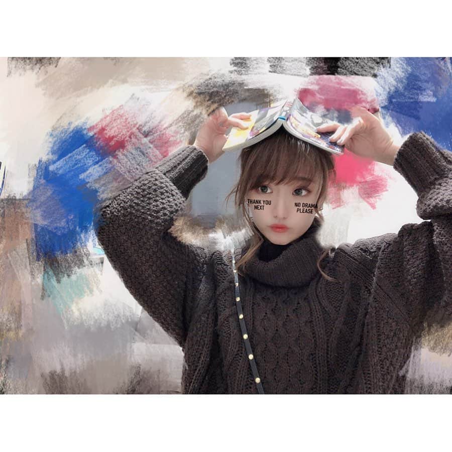 東なつ紀のインスタグラム：「昨日久しぶりに髪結んだ！ 出来ないと思ってたのに意外と伸びてた♡ #背景すごい😂 #服が脱ぎ散らかってたよ #鬼滅の刃 #今日で最新刊読み終えちゃう #漫画」