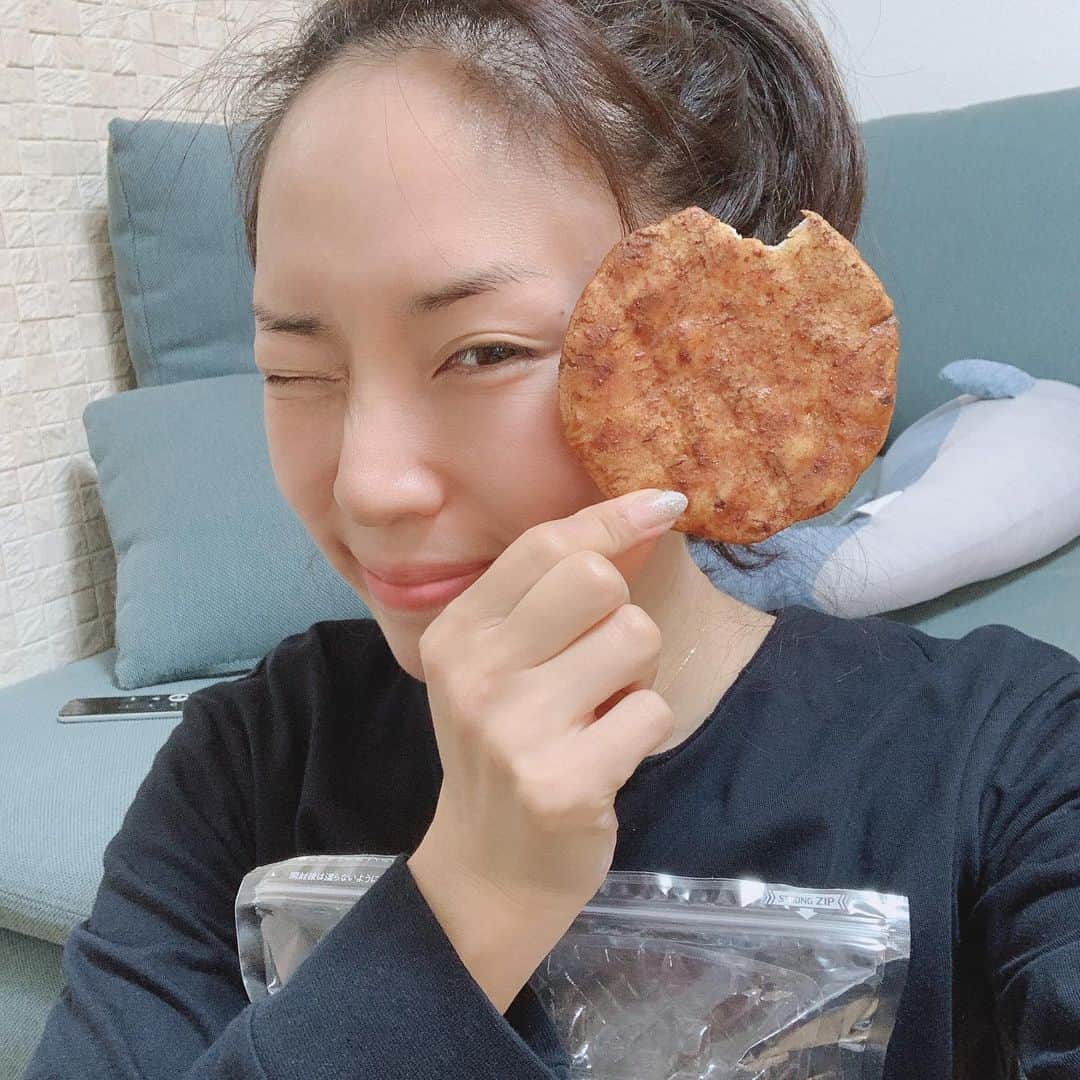 氷浦紫さんのインスタグラム写真 - (氷浦紫Instagram)「新潟の父から#Whiteday のおかえし。 チョコレート。 そして、私の好きなお煎餅たくさんきた🍘わーい。 せんべい息子に取られる。 #写メってから気づいたけどスッピンだった#眉毛がない家系　#ありがとう #新潟のせんべい#越後製菓#越の伝承　#chocolate #maryschocolate」3月14日 10時49分 - yukalihiula