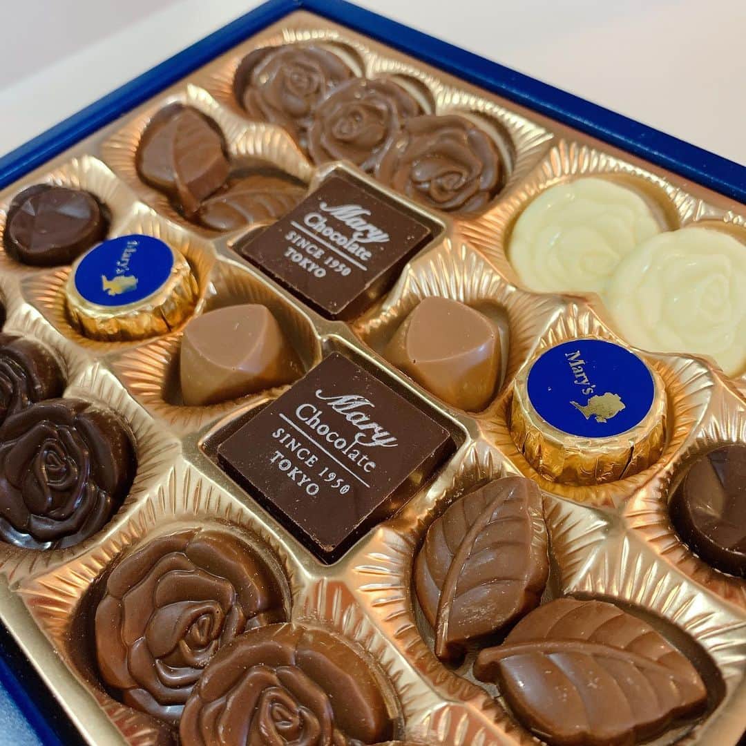 氷浦紫さんのインスタグラム写真 - (氷浦紫Instagram)「新潟の父から#Whiteday のおかえし。 チョコレート。 そして、私の好きなお煎餅たくさんきた🍘わーい。 せんべい息子に取られる。 #写メってから気づいたけどスッピンだった#眉毛がない家系　#ありがとう #新潟のせんべい#越後製菓#越の伝承　#chocolate #maryschocolate」3月14日 10時49分 - yukalihiula