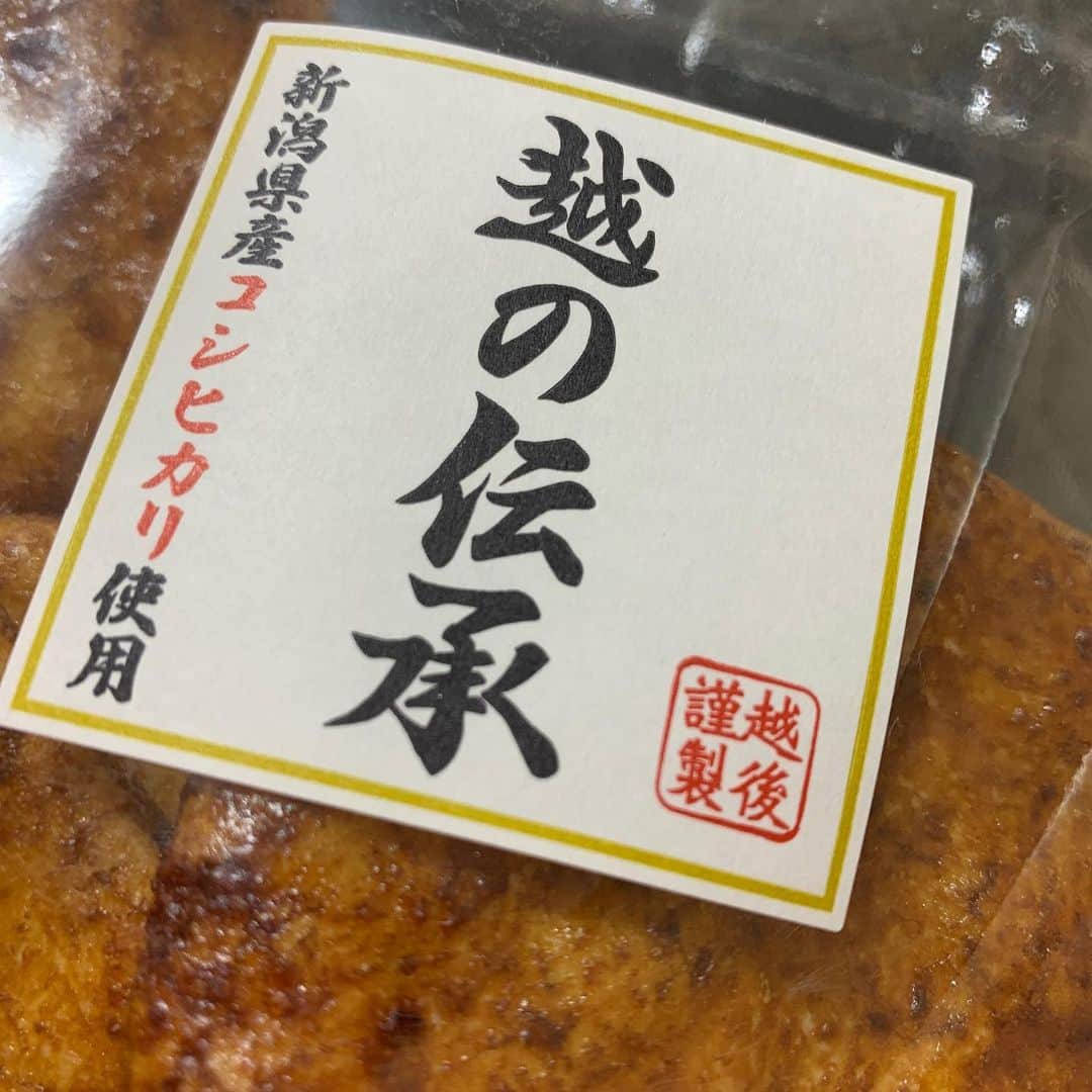 氷浦紫さんのインスタグラム写真 - (氷浦紫Instagram)「新潟の父から#Whiteday のおかえし。 チョコレート。 そして、私の好きなお煎餅たくさんきた🍘わーい。 せんべい息子に取られる。 #写メってから気づいたけどスッピンだった#眉毛がない家系　#ありがとう #新潟のせんべい#越後製菓#越の伝承　#chocolate #maryschocolate」3月14日 10時49分 - yukalihiula