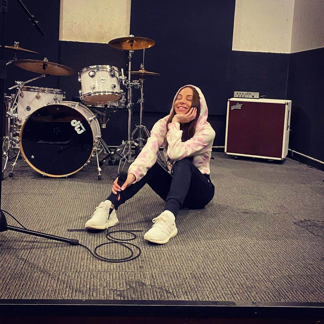 マンディー・ジルーのインスタグラム：「What a glooorrrious feeeellliiinnggg 🎶💖」