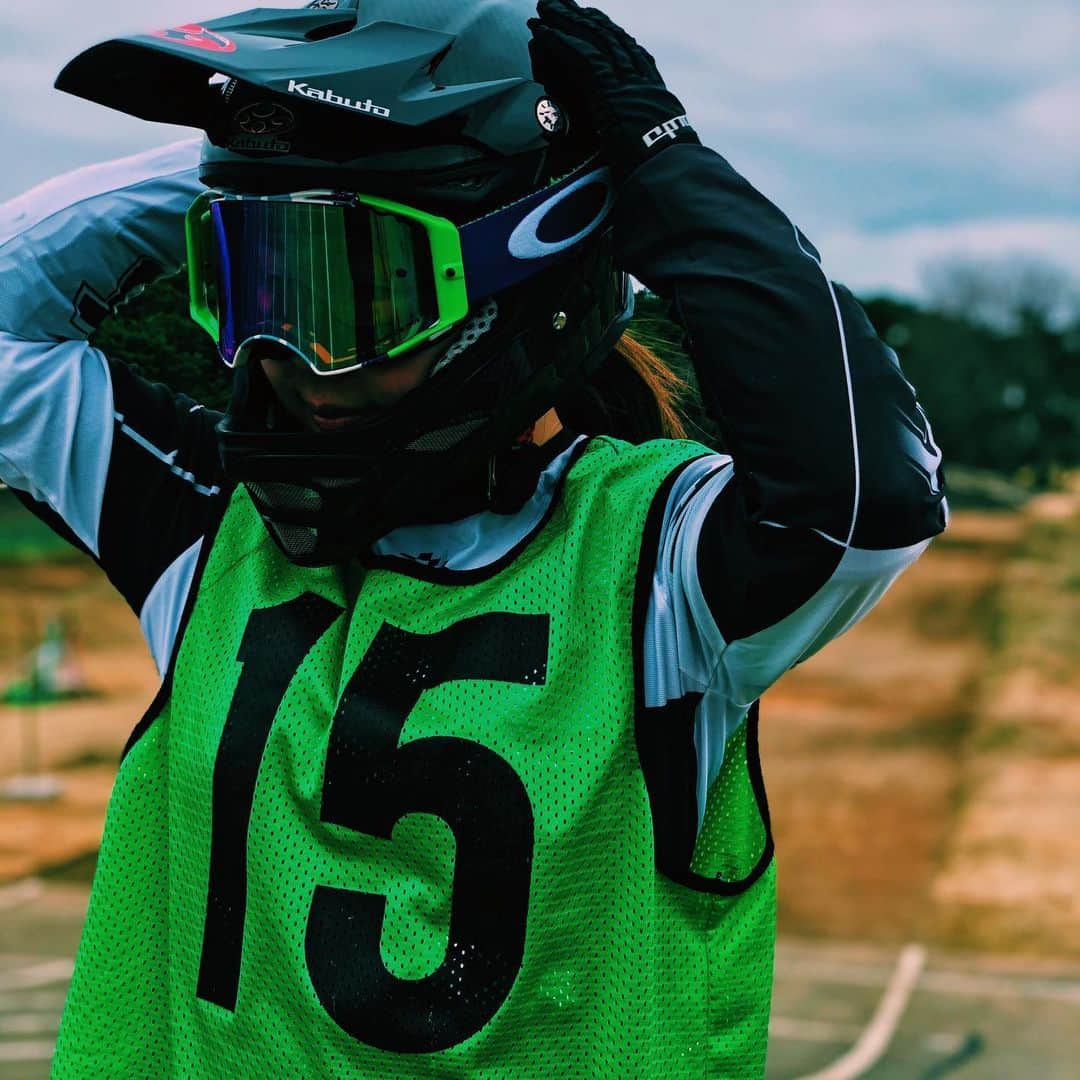 丹野夏波のインスタグラム：「My @oakley goggle matches with this green bibs😂💚 . #bmx #bmxracing #oakley」