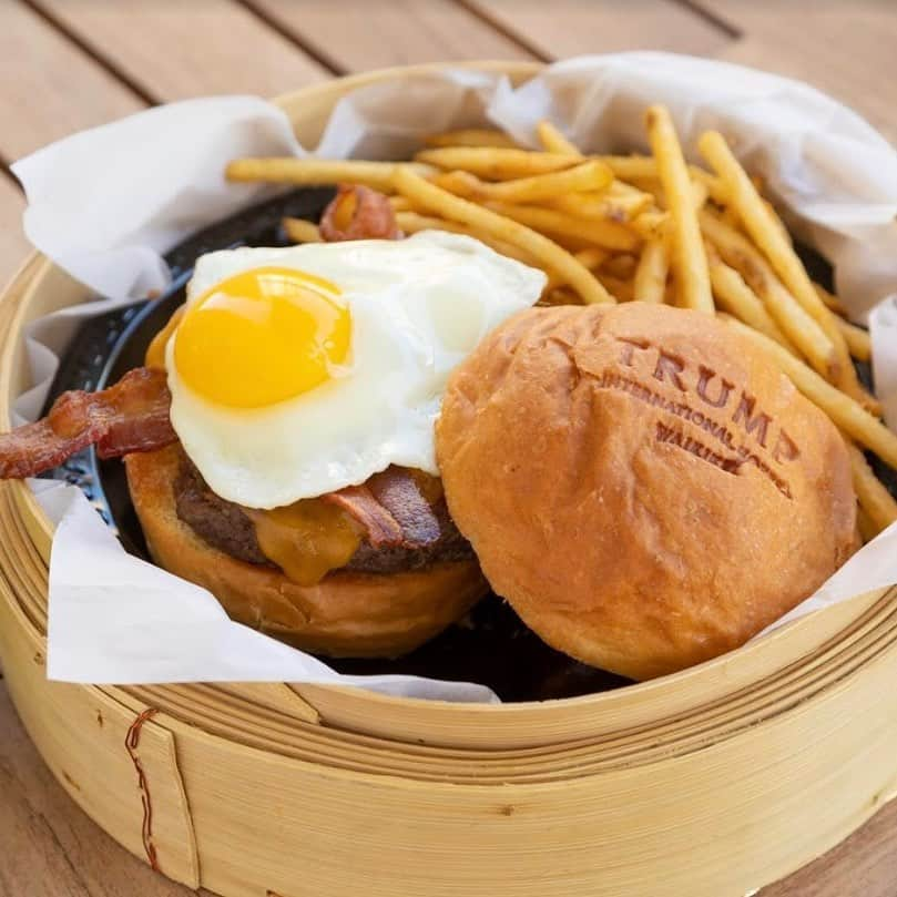 Trump Waikikiさんのインスタグラム写真 - (Trump WaikikiInstagram)「A fried egg over a Trump burger with fries for lunch. Delicious!  #trumpwaikiki #WaioluOceanCuisine #InfinityPool #lunchmenu #sirloinpatty #hamburger #sunysideupegg  目玉焼き、ベーコン、チェダーチーズを肉厚のサーロインパテに載せました。このボリューミーな”陰陽バーガー”は、ワイオル・オーシャン・キュイジーヌとインフィニティプールで午前11時から午後6時までお楽しみいただけます。 #トランプワイキキ #5つ星ホテル  #ワイオルオーシャンキュイジーヌ #インフィニティプール #プールサイドバー #ハンバーガー ＃ランチ」3月14日 10時58分 - trumpwaikiki