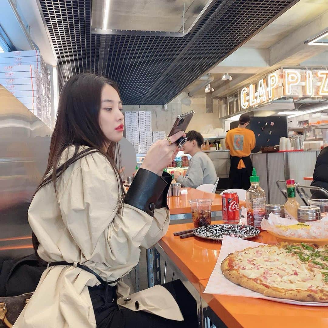 ジュヨン さんのインスタグラム写真 - (ジュヨン Instagram)「오랜만에 피자 ✨🙃」3月14日 11時09分 - jupppal