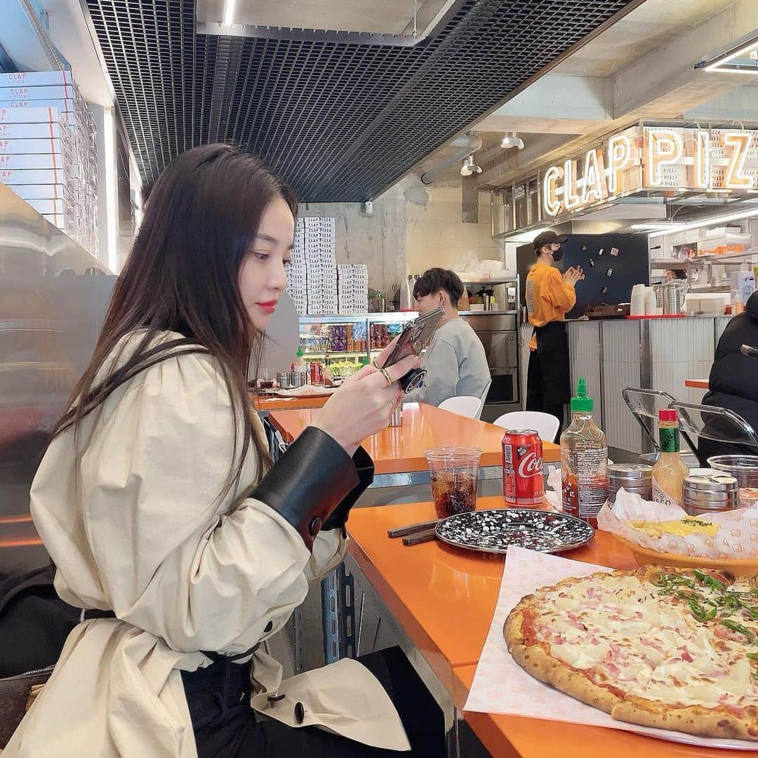 ジュヨン さんのインスタグラム写真 - (ジュヨン Instagram)「오랜만에 피자 ✨🙃」3月14日 11時09分 - jupppal