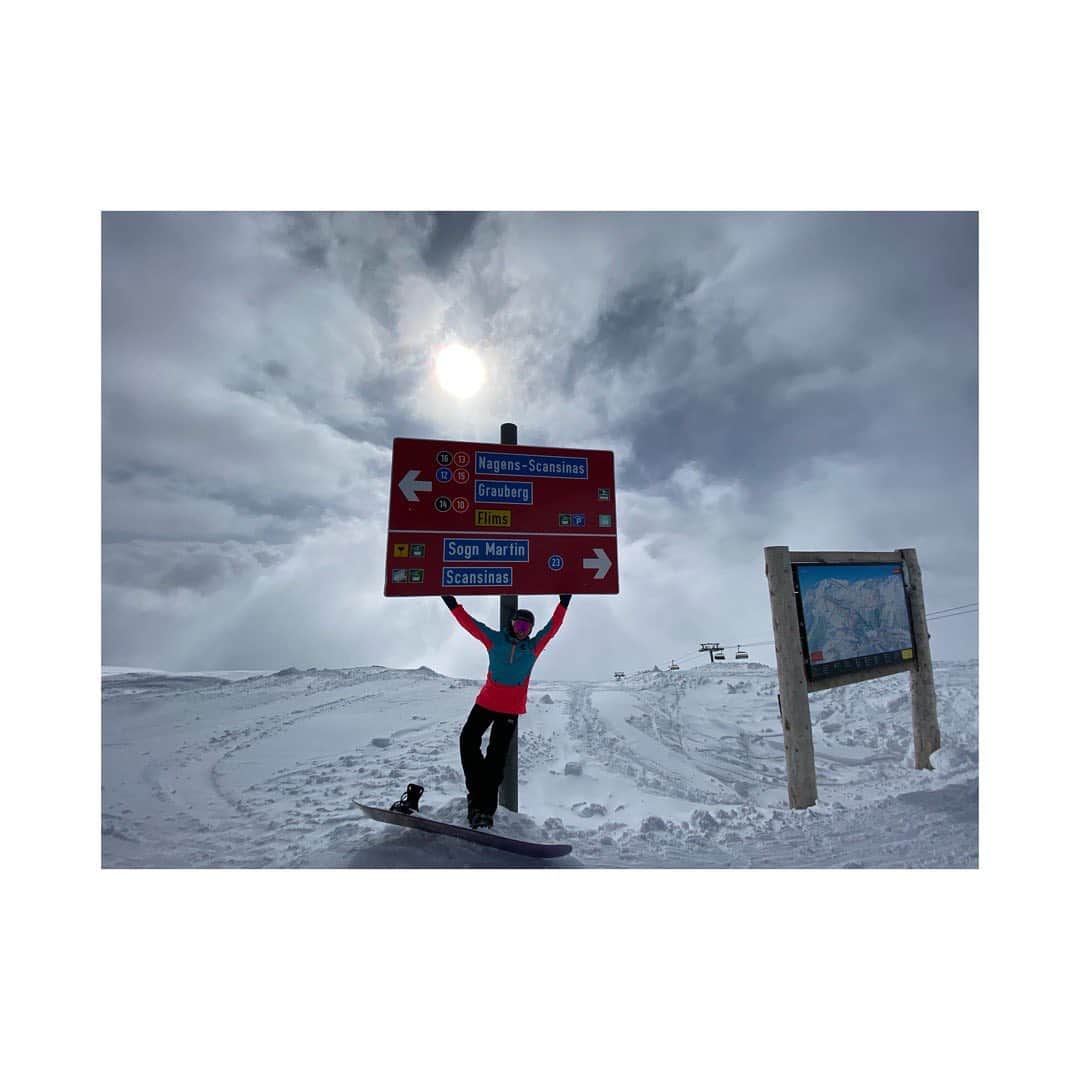竹内智香さんのインスタグラム写真 - (竹内智香Instagram)「1️⃣🇨🇭🇨🇭🇨🇭🇨🇭🇨🇭 スイスへの旅。 スノーボード人生において ターニングポイントとなったスイス。  スノースポーツの魅力が たっくさん詰まった @laax には 雪、山、食、出会い たっくさんの魅力がありました🤗 #LAAX #swissWinterCamp20 #inLoveWithSWITZERLAND #PictireOrganicClosing  #Hestra #Giro #Rome #Karakoram @laax @pictureorganicclothing @hestragloves @girojapan @karakorambc @romesds_japan @underarmourjp @tetsuyaokabe」3月14日 11時04分 - tomoka_takeuchi