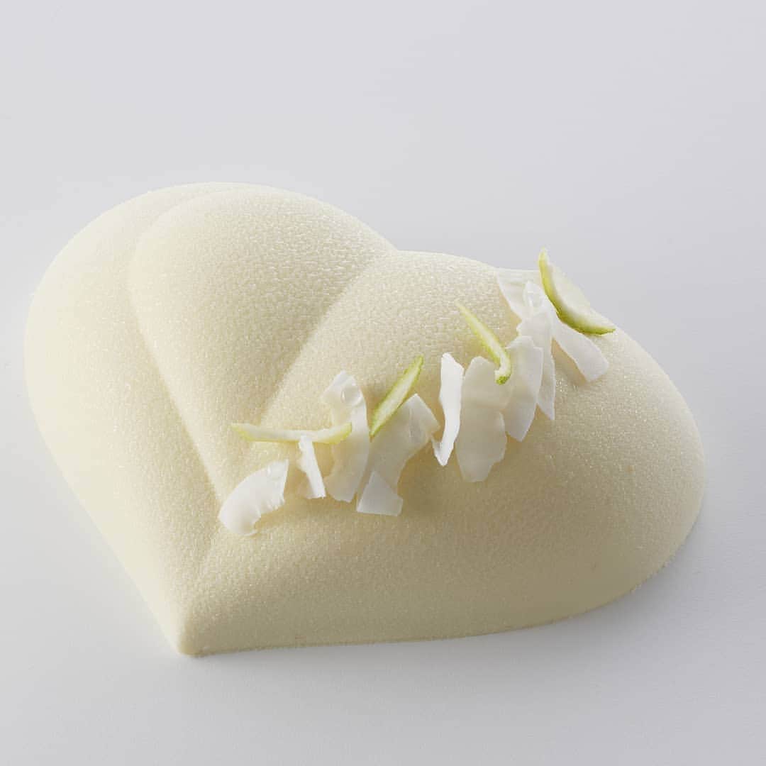 ショコラ de イースター by Valrhonaのインスタグラム：「Happy White Day!  日頃の感謝を込めて、大切な方と楽しいひとときを。  #ヴァローナ #ヴァローナジャポン #エコールヴァローナ東京 #パティシエ #パティスリー #チョコレート #ショコラ #ショコラティエ #ホワイトデー #ホワイトデー #ホワイトデー2020 #チョコレートケーキ #クッキー #焼き菓子 #ボンボンショコラ #Valrhona #valrhonajapon #ecolevalrhona #ecolevalrhonatokyo #chocolatier #chef #pastrychef #patissier #patisty #chocolat #chocolate #whiteday #handmadechocolate #chocolatecake #cookies」