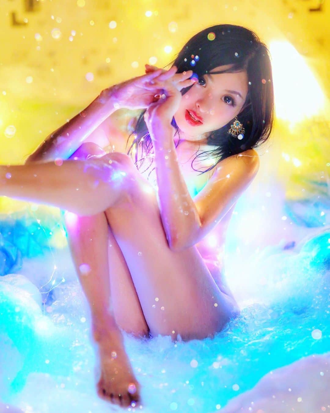 舘林佳史のインスタグラム：「ポップでセクシーキュートなジェシカちゃんのあわあわバブリー撮影🛁✨﻿ ﻿ さすがダンサーポージングが絵になります☺️💕﻿ ﻿ 撮影のご依頼受け付け中です🥰❣️﻿ ﻿ ༝༚┈❁┈༚༝༝༚┈❁┈༚༝༝༚┈❁┈༚༝༝༚┈❁┈﻿ ギャラリーモデルを撮りたいとお問い合わせが増えて来ましたので﻿ @ailinq_studio ﻿ でご紹介できるようになりました🥰💕﻿ ﻿ ◉ロケーション野外個人撮影について﻿ ◉全国の登録頂いているモデルさんと希望のスケジュールを合わせながら好きな日程や時間で個撮が楽しめます。﻿ モデルさんとゆっくり会話を楽しみながら緊張をほぐしてから表情を引き出して撮影して頂きたいと考えていますので基本の個撮時間を基本3時間15000円﻿ (1時間5000円)﻿ と大変リーズナブルな金額に設定させて頂きました。﻿ ﻿ ーーーーーーーーーーーーーーーーーー﻿ ◆撮影料金﻿ 個撮:1時間5000円﻿ 基本3時間より受付中！﻿ ⚫︎15000円(休憩時間移動込み)﻿ オプション﻿ ⚫︎水着：5000円﻿ ⚫︎下着:8000円﻿ ﻿ ⚫︎2名以上参加 1人につきプラス10000円﻿ ﻿ ーーーーーーーーーーーーーーーーーー﻿ こんな悩みをお持ちのカメラマンに﻿ おススメです✨﻿ ーーーーーーーーーーーーーーーーーー﻿ ✅ポートレート撮影をやってみたいけどモデルモデルが見つからない。﻿ ✅モデルと一対一でポートレート撮影したい。﻿ ✅撮影会だと撮りたい構図の写真が撮れない。﻿ ✅モデル2人でツイン撮影したい。﻿ ✅友達のカメラマンと一緒にモデルを撮りたい。﻿ ✅モデルとメイクさんを呼んで作品作りをしたい。﻿ ✅スタジオで個撮したい。﻿ ✅海や山で撮影したい。﻿ ✅水着撮影したい。﻿ ✅仕事帰りに撮影したい。﻿ ✅夜景やネオンで撮りたい。﻿ ✅フォトコンにチャレンジしたい。﻿ ✅美容院スタイリストの作品作りコンテストモデル探しや撮影をしたい。カメラマンも探している。﻿ ✅プロのフォトグラファーを 目指している。﻿ ✅プロのカメラマンと同行してもらって勉強したい。﻿ ✅自分の都合の良い日や時間に合わせて撮影がしたい。﻿ ーーーーーーーーーーーーーーーーーー﻿ 個人撮影の依頼お問い合わせは以下の内容を記入しLINE  ID510661(舘林)﻿ かDM下さい📩﻿ ーーーーーーーーーーーーーーーーーー﻿ 件名《個撮モデル依頼》﻿ ⚫︎氏名:﻿ ⚫︎年齢:﻿ ⚫︎お住まい:﻿ ⚫︎連絡先:﻿ ⚫︎LINE ID:﻿ ⚫︎カメラ歴: 年﻿ ⚫︎希望モデル名:﻿ ⚫︎希望日:﻿ ⚫︎希望時間:﻿ ⚫︎希望集合場所:  駅や施設名﻿ ⚫︎希望撮影地: 湘南  鎌倉 横浜 ○○公園 等﻿ ⚫︎移動手段: 徒歩  車﻿ ⚫︎希望衣装: ドレス・ロングスカート・ミニスカート・ワンピース・普段着・カジュアル・ショーパン・お任せ・着物・水着その他﻿ ⚫︎衣装(モデルさんに持って来て欲しい・自分で用意したい)﻿ ﻿ ーーーーーーーーーーーーーーーーーー﻿ #泡風呂 #ジャグジー #セクシーキュート #キレイなヌード #作品作り﻿ #花と私﻿ #ポートレートモデル﻿ #モデル﻿ #ポトレモデル﻿ #撮影会﻿ #撮影会モデル﻿ #撮影会イベント ﻿ #写真集﻿ #グラビアモデル﻿ #モデルデビュー﻿ #モデル募集﻿ #美人すぎる﻿ #撮影依頼﻿ #被写体モデル ﻿ #カメラが好き ﻿ #インスタ映え﻿ #ストロビスト﻿ #シューティング﻿ #撮影依頼募集中﻿ #ポートレート撮影﻿ #セクシーショット﻿ #ポートレートモデル募集 ﻿ #ファインダー越しの私の世界﻿ #ドラマティックストーリーフォト﻿ #AilinQ」