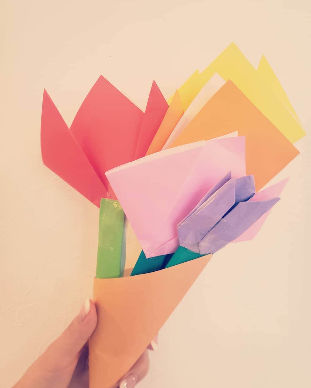 向山志穂のインスタグラム：「Happy White Day💕💕💕 お風呂から上がったら娘から花束のプレゼント！ こんな嬉しいお返しはない😳 一人で作ってる姿を想像するだけで嬉しい。 ちゃんとラッピングされてるところも可愛い、、、😂 それと、洗濯物まで畳んでくれてた😂  最近私より考え方が大人すぎる発言が多くなり、、ママは反省することもしばしば、、😅 素敵な花束ありがとう！」