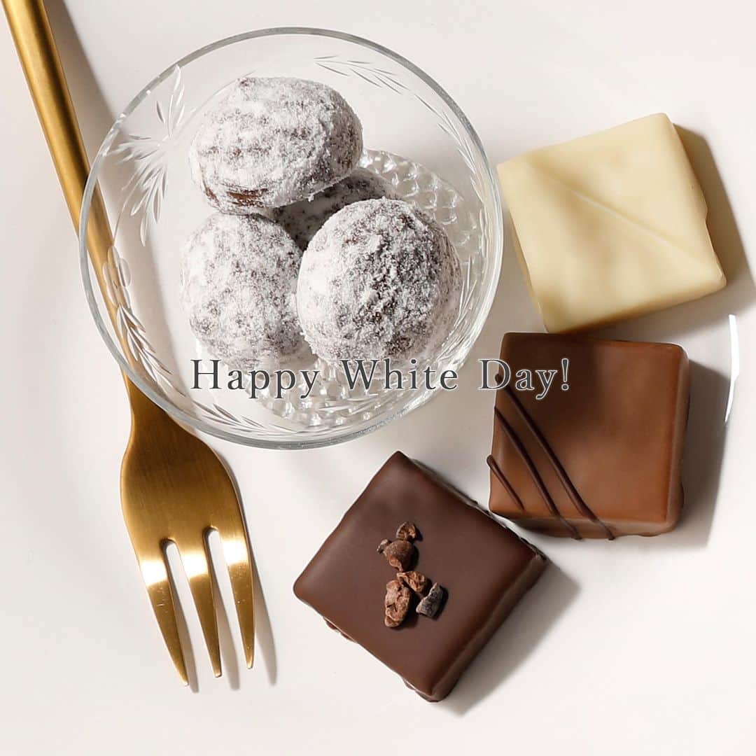 横浜生まれのチョコレート専門店 バニラビーンズさんのインスタグラム写真 - (横浜生まれのチョコレート専門店 バニラビーンズInstagram)「◆Happy White Day!﻿ ﻿ 先月の「ありがとう」をたっぷり込めて。﻿ ﻿ 2020年、今年もまだまだこれから！﻿ チョコレートともに美味しい思い出が﻿ たくさん増えますように；）﻿ ﻿ 皆様、良い週末をお過ごしください＊﻿ ﻿ ﻿ #vanillabeans #chocolate #cacao #yokohama #minatomirai #kawasaki #kamakura #hammerhead #バニラビーンズ #チョコレート #カカオ #横浜 #みなとみらいカフェ #川崎カフェ #鎌倉カフェ #横浜ハンマーヘッド #ホワイトデー #ホワイトデー2020」3月14日 11時12分 - vanillabeans_official