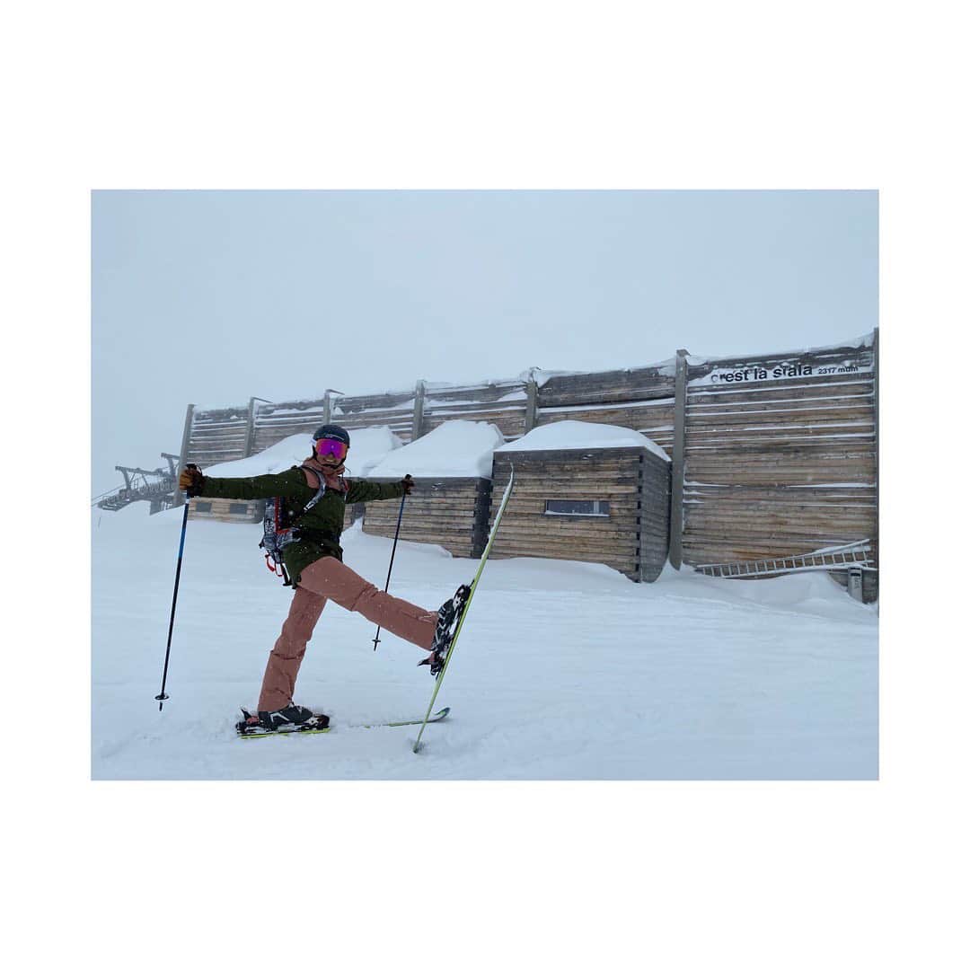 竹内智香さんのインスタグラム写真 - (竹内智香Instagram)「2️⃣🇨🇭🇨🇭🇨🇭🇨🇭🇨🇭 朝から夕方まで雪上にいるのは 子供の頃以来のような気がする。 滑って、レストラン入って お喋りして、お茶して 温まって滑る。  こんなスキー場での過ごし方 忘れてたな。  海外で雪上！ スイス laaxおススメです😊🤗 #LAAX #swissWinterCamp20 #inLoveWithSWITZERLAND #PictireOrganicClosing  #Hestra #Giro #Rome #Karakoram @laax @girojapan @karakorambc  @underarmourjp @underarmourjp @pictureorganicclothing @tetsuyaokabe」3月14日 11時14分 - tomoka_takeuchi