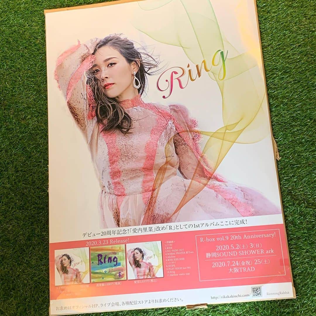 愛内里菜のインスタグラム：「3月20日に開催予定でした﻿ クラウドファンディングのお渡し会ですが﻿ ビルからのイベント中止の要請が出て﻿ 延期とさせて頂くことになってしまいました🙇‍♀️﻿ ﻿ とても楽しみにしていたよね😢﻿ 私もめっちゃ楽しみにしていた😢﻿ ﻿ お渡し会をご希望されていた方に個別で﻿ 昨日から﻿ ご案内のメールを送らせて頂いております。﻿ ご確認よろしくお願いいたします🙇‍♀️﻿ ﻿ ﻿ 移動のチケットや、ホテルを予約してくれてたみなさま、﻿ この日のためにお仕事やスケジュールを空けてくださってたみなさまのことを思うと🥺﻿ ﻿ ﻿ お渡し会の方には﻿ CDとカレンダーのお渡しが1か月遅れてしまいますが﻿ 作品を楽しんでもらえるように﻿ インスタやTwitter、ポコチャ配信などて﻿ 曲や、歌詞や写真をアップしたりしていきたいと思うので会える日まで楽しい時間にしたいと思っています🙏🙇‍♀️😌﻿ どうかご理解頂けますと幸いです🙏🙇‍♀️﻿ ﻿福家書店さんに貼ってもらおうと思って作ったポスター☺️ ﻿ Twitterのアカウントはこちらです😌﻿ @RRikakakiuchi﻿ ﻿ ﻿ ﻿ ✨活動20周年記念✨﻿ YouTube開始！チャンネル登録よろしくね😆﻿ 愛内里菜は「R」であ〜るチャンネル﻿ 「歌ってみた」﻿ https://youtu.be/N97mieWf2eg﻿ ﻿ 「解説編」﻿ https://youtu.be/v1RW058Oubs﻿ ﻿ ﻿ TikTokも開始！フォローよろしくね😆﻿ R_愛内里菜﻿ https://www.tiktok.com/@r_aiuchirina_official﻿ ﻿ #愛内里菜はRとして再始動﻿ #歌ってみた﻿ #Cover﻿ #弾いてみた﻿ #カラオケ﻿ #ライブ﻿ #愛内里菜 改め#R として #歌手 再始動﻿ #垣内りか #垣内倶楽部 #バンド #バンド名 ﻿ #ライブハウス #ライブ #一体化 #絆 #盛り上がりたい #会いたい﻿ #感謝 #リスタート #アニバーサリー#20周年﻿ #YouTube﻿ #ユーチューバー#TikTok﻿ @kentaroishii1981﻿ #アルバム﻿」