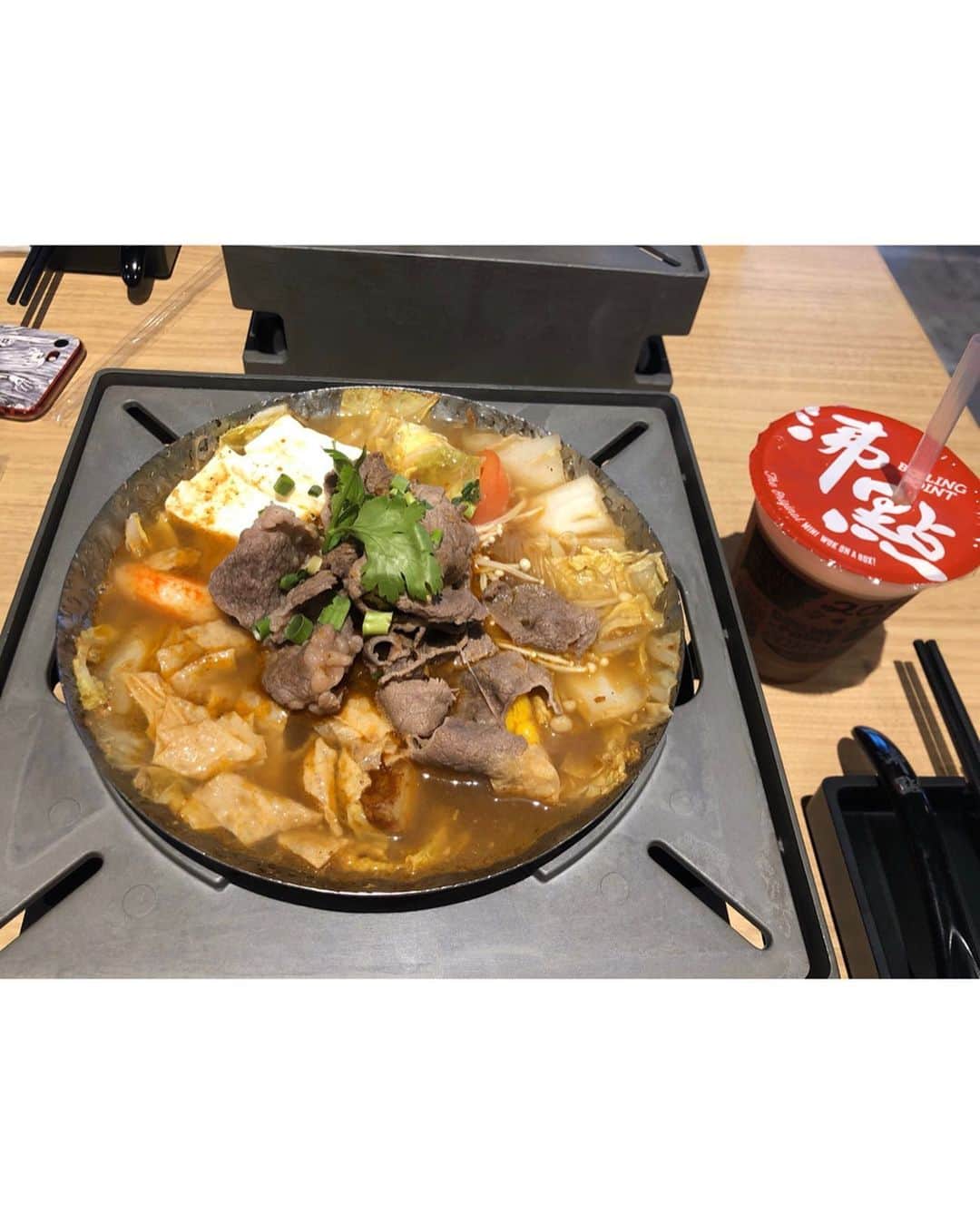 西村季里子さんのインスタグラム写真 - (西村季里子Instagram)「・ とても光に照らされている👼🏻 この日もかなちゃんとランチ🥘⭐️ 鍋美味しかった〜〜開拓成功した🌟 頼んだお茶がとっても甘くて 予想してなかったからびっくりしたよ🥤 土日も予定がたくさんだ〜〜幸だ〜〜💓 今日はこれからとってもとっても 会いたかった人たちに会いにいくの🥰 わくわくする！どきどき！恋！ #休日#ランチ#鍋#渋谷#渋谷ランチ #今週かなちゃんとほぼ毎日いたな #甘い紅茶でてきた#言ってよ#美味しいけど #会いたい人#久々の再会#どきどき #仲良くなれるかな#緊張#恋かな #love#テラスハウス#見終わった #はやく続き見たい#山チャンネル #follow#followme」3月14日 11時20分 - kiriko_nishimura
