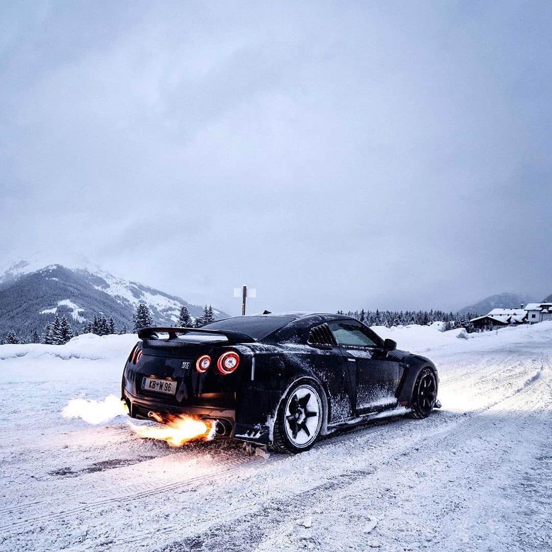 CARLiFESTYLEさんのインスタグラム写真 - (CARLiFESTYLEInstagram)「What’s your favorite V6 car? Owner @schaefchen #carlifestyle #nissangtr #gtrflames」3月14日 11時27分 - carlifestyle