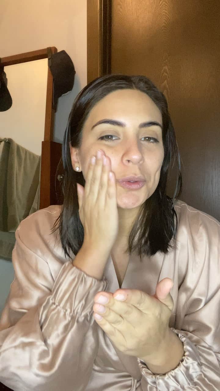 Ana Brenda Contrerasのインスタグラム：「Acompáñenme a a ponerme mis cremitas Antes de dormir @carsonlifep」