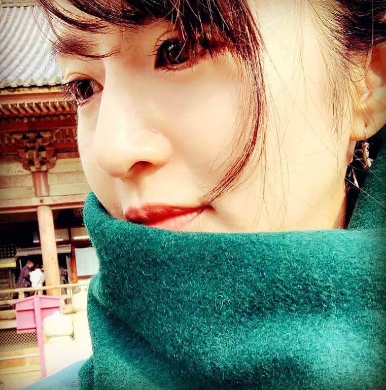 浜田真衣のインスタグラム：「明るめの緑色が好き💚 マフラーもそろそろ付けなくても 良くなってきましたね！ 少し暖かい🍀  暖かいのは嬉しいけど… 花粉、早く落ち着いてくれないかな🤔  #浜田真衣 #monaカフェ #みどりのある暮らし #緑コーデ」