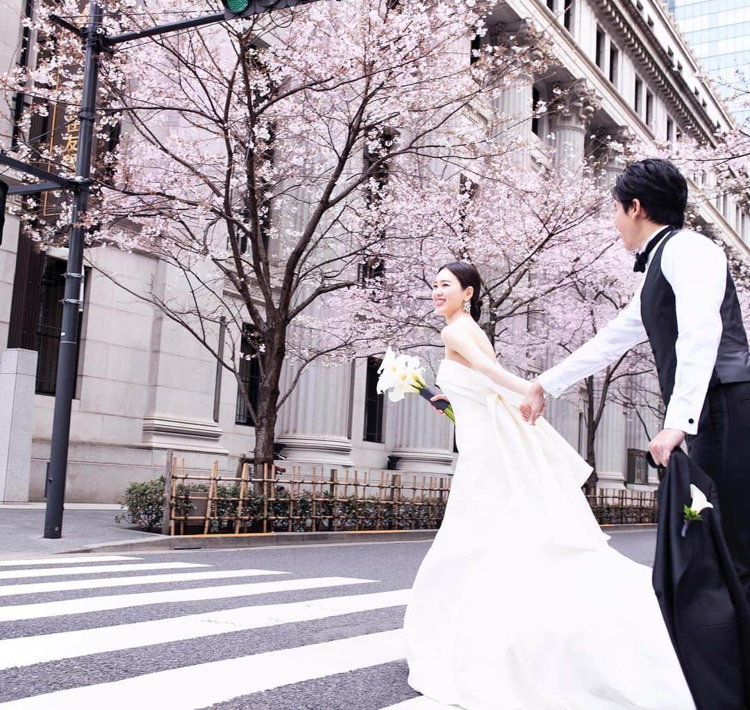 Mandarin Oriental, Tokyoさんのインスタグラム写真 - (Mandarin Oriental, TokyoInstagram)「Promise everlasting love under the beautiful sakura trees at Nihonbashi.  はじまりの地 日本橋。 桜景色と幸せな瞬間を永遠に。  #MandarinOrientalTokyo #MOtokyo #MOTYOwedding #マンダリンオリエンタル東京 #ウェディング #ホテルウェディング #ブライダルフェア #プレ花嫁 #Bridal #Bridalfair #花嫁 #wedding #weddingfair #ウェディングフェア #日本橋 #Nihonbashi #披露宴 #weddingparty #結婚式準備 #結婚式 #桜 #Sakura #さくら」3月14日 11時25分 - mo_tokyo