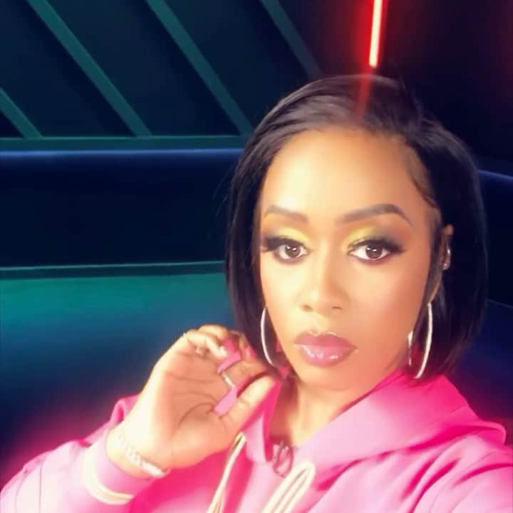 レミー・マーのインスタグラム：「Give ‘em a lil drip💧  Or I can #BigSplash on ‘em💦  #FamilyTies #RemyMa」