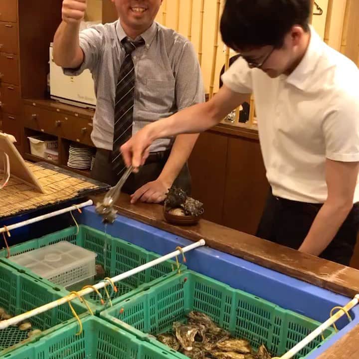 鶏魚 谷町のインスタグラム：「鶏魚です！しーちゃんです🎶 コロナの影響を受けながらも、頑張って営業しております❗️❗️ ご来店お待ちしております♡ #コロナに負けるな  #頑張って営業してます #鶏魚 #大阪 #谷町四丁目 #駅近 #セルフ飲み放題 #地域最安値 #コース #座敷 #個室 #貝盛り放題 #ガンガン焼き #あさり #はまぐり #ホンビノス貝 #牡蠣 #さざえ #飲み会 #女将」