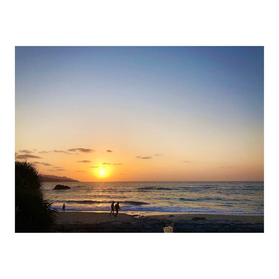 城南海さんのインスタグラム写真 - (城南海Instagram)「私らしくいられる場所🌅 ・ #奄美大島 #海 #大浜海浜公園 #太陽ぬ落てぃまぐれ  #sunset #seaside  #amamioshima #myfather #載せそびれた写真シリーズ」3月14日 11時40分 - kizukiminami