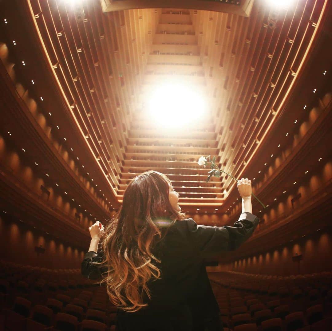 KOKIAのインスタグラム：「I imagine...thousands of people’s smile.Hope to see you in April at the concert. #tokyo #japan #japon #kokia #photography #歌手 #コキア #insta #art #beautiful #picoftheday #follow #女性 #ソングライター #photooftheday #woman #jmusic #ボーカリスト #singer #songwriter #jpop #vocalist #voice #声 #ライブ #live #綺麗 #ライブ#concert」
