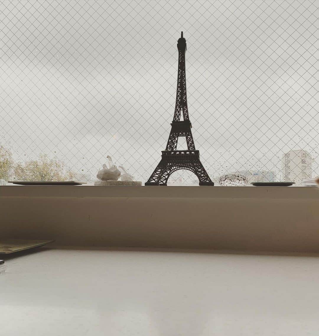 石田ゆり子さんのインスタグラム写真 - (石田ゆり子Instagram)「わたしの部屋にある エッフェル塔。 昨年、パリの道端で買った。 観光客丸出しだけど わたしはその土地のモニュメントなる 建物が好きだ。 たぶん、たくさんの人が 家族のような気持ちで 見守っているものだと思うから。 いろんな人の思いを受け止めて 地面を踏み締めて立つ姿が ほんとうに好きだ。 自由の女神もピサの斜塔も 東京タワーも大好きだけど 一番すきなのは エッフェル塔。  コロナウイルスはいま 世界中で 猛威を振るおうとしている。 フランスでは 全ての学校が休校になるそうだ。 アメリカでも非常事態宣言が出された。 どこの国でも国民が考えることは同じで 日用品や保存食がまたたくまに 商品棚から消えたそうだ。 わたしは一人暮らしだから なんだか呑気なのかもしれないけれど 数少ない商品を手に取るとき これを自分が買い占めたら 困る人がいることを 頭の隅で思う。 喜びは分け合えば倍増し 悲しみは分け合えば縮小する。」3月14日 11時45分 - yuriyuri1003