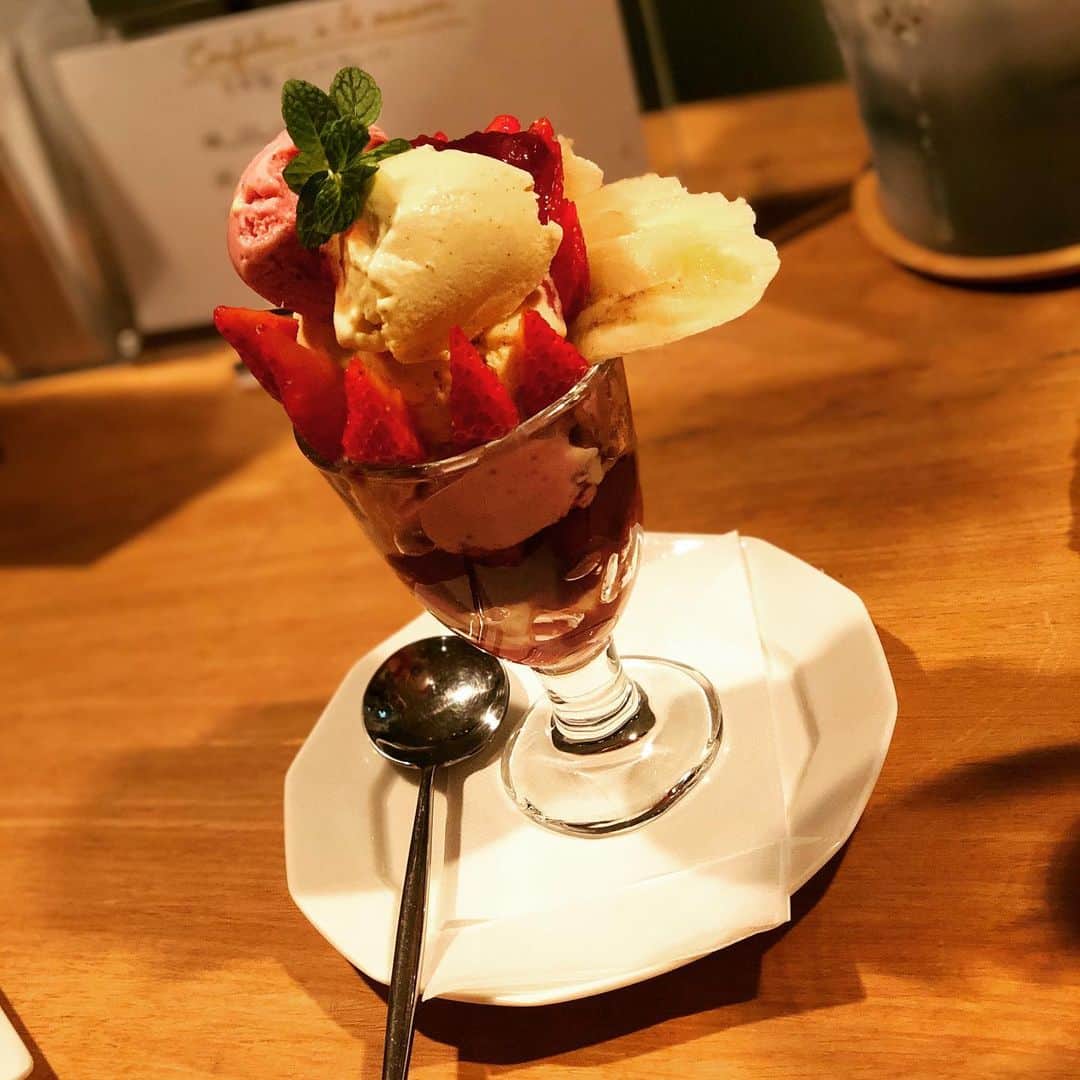 市川 翔乃亮のインスタグラム：「美味しいワインと、美味しいパフェを頂ける　先斗町にあるLilou "リル"  さんに行って来ました🍓🍌 パフェを食べて そしてワインを頂く…幸せです😆  #パフェ　　#ワイン #先斗町リル」