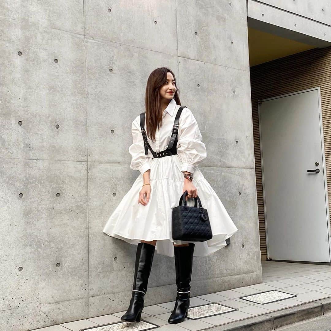 のインスタグラム：「． 暖かい日が続いてたから 今日の冷たい雨☔️はきつぃ🥶 みんなコロナもだけど 風邪引かないように暖かくね😷🤧 ． 写真はだいぶ前のだけど @settimissimo の お気に入りのワンピース👗❤︎ アウターありバージョンも 後ろに載せておいたよ❣️❣️ ． コーデ❤︎ jacket/belt▷ @elendeek one-piece▷ @settimissimo  boots▷ @viaspiga bag▷ @dior ． #私服コーデ #白ワンピース #シャツワンピース」