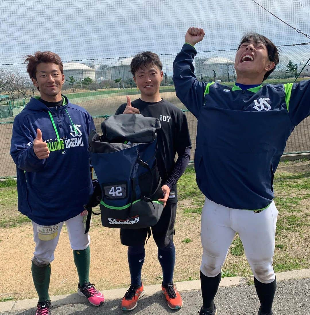 大西宏明さんのインスタグラム写真 - (大西宏明Instagram)「トモにゃんから大量の野球用具届いた⚾️🎽🧤 いつも有難〜う🥺  #ヤクルトスワローズ  #坂口智隆  #近鉄バファローズ #同期入団 #いつも一緒 やった #トモにゃん #もしくは #にゃん #僕はそう呼ぶ #プロ野球選手 #堺シュライクス #選手の為 #いっぱいくれた #有難う #もう1人の #とも君 #森友哉 ちゃん #まだかな　？？ #待ってます www #smile #ほなっ！！」3月14日 11時51分 - ohnishi_hiroaki_0428