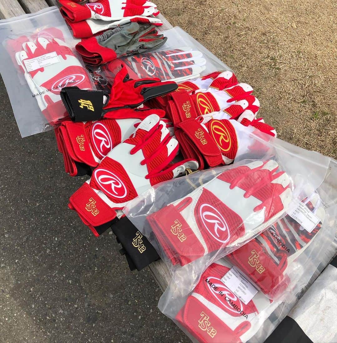 大西宏明のインスタグラム：「トモにゃんから大量の野球用具届いた⚾️🎽🧤 いつも有難〜う🥺  #ヤクルトスワローズ  #坂口智隆  #近鉄バファローズ #同期入団 #いつも一緒 やった #トモにゃん #もしくは #にゃん #僕はそう呼ぶ #プロ野球選手 #堺シュライクス #選手の為 #いっぱいくれた #有難う #もう1人の #とも君 #森友哉 ちゃん #まだかな　？？ #待ってます www #smile #ほなっ！！」