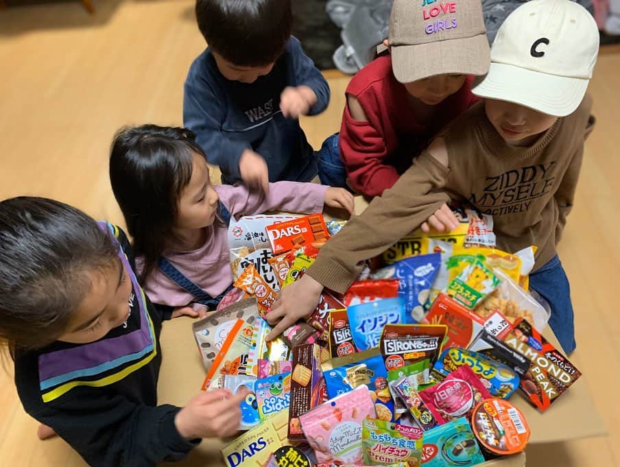 Kazukiさんのインスタグラム写真 - (KazukiInstagram)「今月もフォレストックマートさんからお菓子が届きました⤴︎⤴︎ヾ(*´∀｀*)ﾉ🎶 ・ 毎月お菓子が届くのを 楽しみにしている子ども達です❤ ・ どんなお菓子が届いたか 箱を開けるのが毎回本当に楽しみ🎶 ・ スマイルスナックを1箱購入する度に、子ども食堂へ一人分のおやつが届く🍫🍪🍭✨子ども達が笑顔になる😊そんな活動にひかれて、毎月注文させていただいています(*ﾟ▽ﾟﾉﾉﾞ☆ ・  4980円のお菓子の注文で、 8500円分以上のお菓子が入っていますよ😊  ①スナックfor①スマイル 私たちが住んでいる市にも子ども食堂が⑧ヶ所あります✨🏠 今月はコロナウイルス対策のため休室の子ども食堂が 多いため、少しでも地域の子ども達に笑顔と元気が 届く様にフードバンクにお菓子を寄付しているそうです😊 ・ これからもずっとフォレストック マートさんの活動を 応援します(*´˘`*)♡ ・ ・ 2980円のお菓子の注文で、 5000円以上のお菓子が入っていて、 4980円のお菓子の注文で、 8500円分以上のお菓子が入っていますよ✌️🍘🍪🍭🍬🍫🍿✨ ・ ・ #スマイルスナック#フォレストックマート#１スナックfor１スマイル#活動に感動#ずっと応援#フードバンク#1人でも多くの#子ども達が笑顔に#元気が届く様に#子ども食堂#4980円#2980円#開けるの楽しみ#自分と共にもう1人の笑顔#感謝#ありがとう#買い物でより良い未来#子ども達を1人にしない未来#子沢山ママ#大家族ママ#12人兄妹#親子で楽しみ」3月14日 12時00分 - kazuki13mama