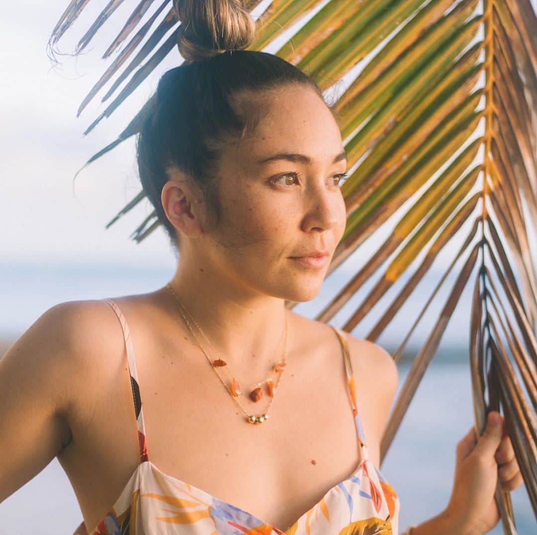 アリッサ ウーテンのインスタグラム：「As some of you may know, I own @reveriehawaiibyaw a handmade jewelry line that I started back in 06~07, to raise funds to get myself to NSSA Nationals at Lowers! I was competing in the NSSA contests locally but never thought I’d qualify my first year to Nationals! Unprepared, surprised, and excited, I brainstormed what I was going to do.  @keliamoniz actually was like you’re really creative just make something and sell it!  She gave me some beads she had lying around and I went to work!  I made some really funky earrings, and at the time I was taking wood shop in school so I made a bunch of wooden frames to display my stuff, put all that in a box, and took it to the beach with me and ask all my friends parents, Aunties and Uncles we call them here in Hawaii, to buy them!  And to my surprise everyone was more then supportive, I made enough to go and pay for all my entity fees!  I kept making jewelry to help me pay for whatever I needed during those years, and I still make jewelry as my side hustle till this day. I hope to one day have a functioning website, but I feel like I have a lot on my plate right now, and so I will keep it small, and manageable for myself for now.  Just wanted to share a little bit about myself and how @reveriehawaiibyaw started. Reverie means to be lost in a day dream and derived from French.  I also learned that word in school haha. Thank you to everyone who has supported me and @reveriehawaiibyaw over the years!  I love you all and appreciate it all!  Never forget my roots!  知っているかたもいると思うんですが、アリッサは2006年から @reveriehawaiibyaw というジュエリーブランドをやっています！NSSA Nationals at Lowers（サーフィンの大会）に出場するための資金集めのために始めたのがきっかけでした。それまではNSSAのハワイ大会には出場していたんだけど、大会にで始めて1年目で全国大会に出れるとは思ってませんでした。  全国大会出場が決まって、驚いたし、すごくエキサイティングだったけど、準備が整っていないなかどうやって資金を集めようかと考えていた時、@keliamoniz が、アリッサはクリエイティブだから何か作って売ったらいいじゃない！って言ってくれたの。  ケリアは私に彼女が持っていたビーズを分けてくれて、そのビーズでイヤリングを作り始めたの。その時ちょうど学校で木工のクラスを取っていたから、そのイヤリングをディスプレイできるジュエリー用のフレームを作って、箱にたくさんいれてビーチに行くたびに友達のお父さんお母さん、アンティーやアンクル（ハワイでは年上の人たちをそう呼ぶの）に買って！ってサポートをお願いしたの。驚いたことに予想を超えるサポートをもらえて、無事に大会に出場するための資金を稼ぐことができました。それ以来ジュエリーは私のサイドハッスル（副業）になりました。  いつの日かちゃんとしたウェブサイトを作りたいんだけど、今は色々忙しくて難しいので、できる範囲内で作って販売しています。でも改めて、ちゃんと自分のこと、私のブランド」