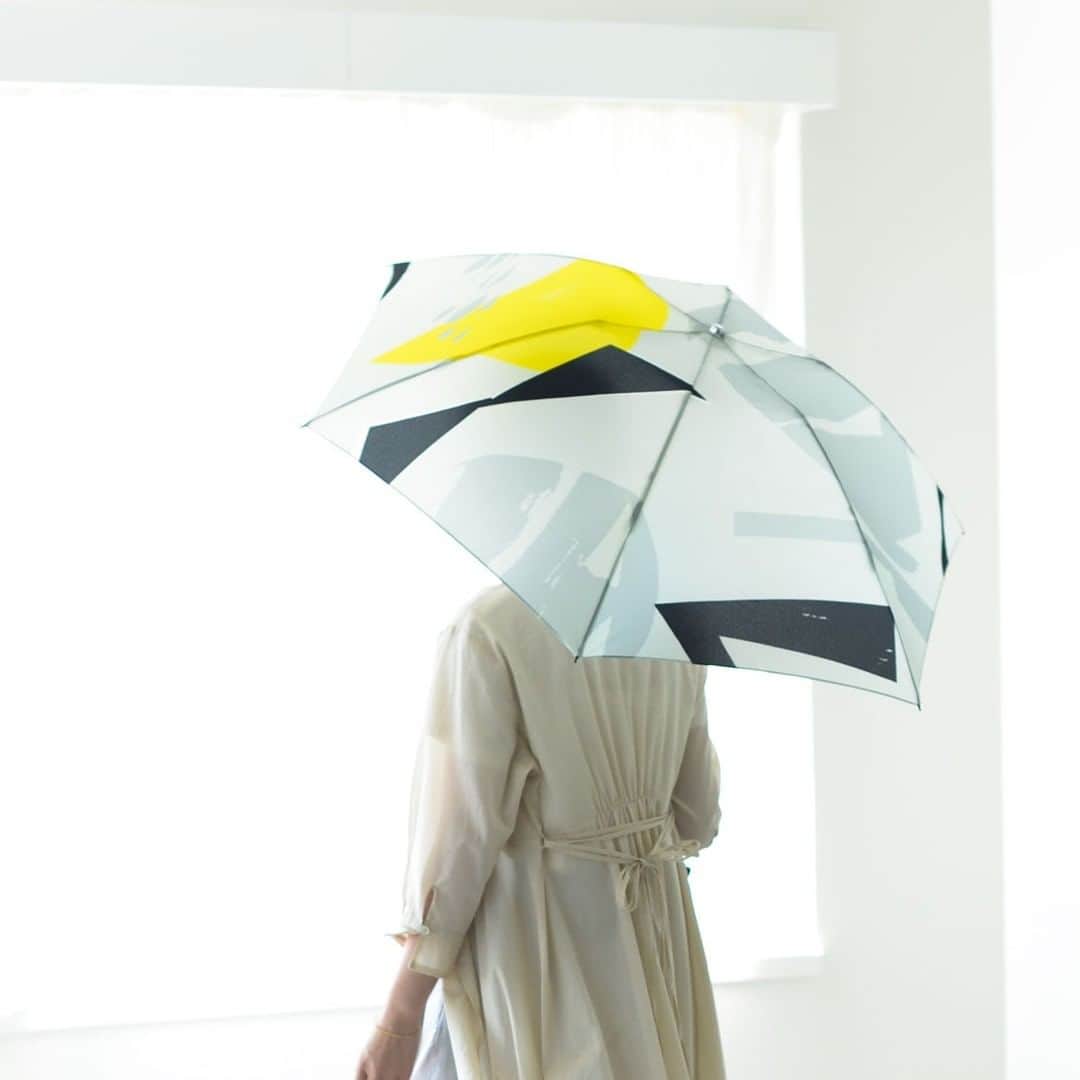 北欧、暮らしの道具店さんのインスタグラム写真 - (北欧、暮らしの道具店Instagram)「トート型「傘袋」付きで、出し入れまで楽チン！ 当店の人気者、折りたたみ傘。 . - - - - - - - - - - - - ちょっと憂鬱になりがちな雨の日こそ、 気持ちが明るくなるような、 素敵な柄の傘を持ちたくなりますよね。  デザインを描いていただいたのは、 2019年のクラシ手帳の表紙を描いてくださった デザイナーのサトウアサミさん。  おしゃれな見た目だけでなく、 機能面までとことんこだわった自信作です！ . 「毎日持ち歩くことを考えると、 コンパクトな折りたたみ傘が便利。 でも、いつも傘袋に収納するのが億劫で……」 . そんなモヤモヤを解決するために 傘袋は、バサッと気軽にしまっておける トート型にデザインしましたよ。  さらに、雨で濡れた面を 手でおさえながら巻いていくのが、 ちょっとストレスに感じてしまう 折りたたみ傘ですが、 そこも一工夫を加えて使いやすく！  閉じると濡れた面が 内側に来るようにしているので、 手が濡れにくい仕様になっています◎  折りたたみ傘ならではの モヤモヤを解消する、 当店オリジナルのアイテム。  晴雨兼用なので、晴れの日にも 大活躍してくれそうです。 . - - - - - - - - - - - - 折りたたみ傘 / 晴雨兼用 / サトウアサミ×KURASHI&Trips PUBLISHING . ▶お買いものはプロフィールのリンクからどうぞ→@hokuoh_kurashi ・ #KURASHIandTripsPUBLISHING#KURASHIandTrips#fashion#coordinate#outfit#傘#雨#梅雨#雨の日#ファッション#コーデ#コーディネート#シンプルコーデ#今日のコーデ#お買い物#シンプル#シンプルライフ#シンプルデザイン#暮らしを楽しむ#日々の暮らし#北欧#暮らし#北欧暮らしの道具店」3月14日 12時00分 - hokuoh_kurashi