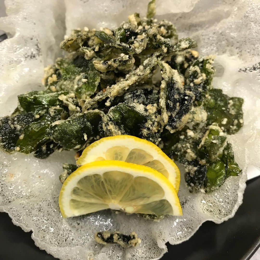鶏魚 谷町のインスタグラム：「鶏魚です！しーちゃんです🎶 当店おすすめのメニューです！ #当店おすすめ #わかめの唐揚げ #鶏魚 #大阪 #谷町四丁目 #駅近 #セルフ飲み放題 #地域最安値 #コース #座敷 #個室 #貝盛り放題 #ガンガン焼き #あさり #はまぐり #ホンビノス貝 #牡蠣 #さざえ #飲み会 #女将」