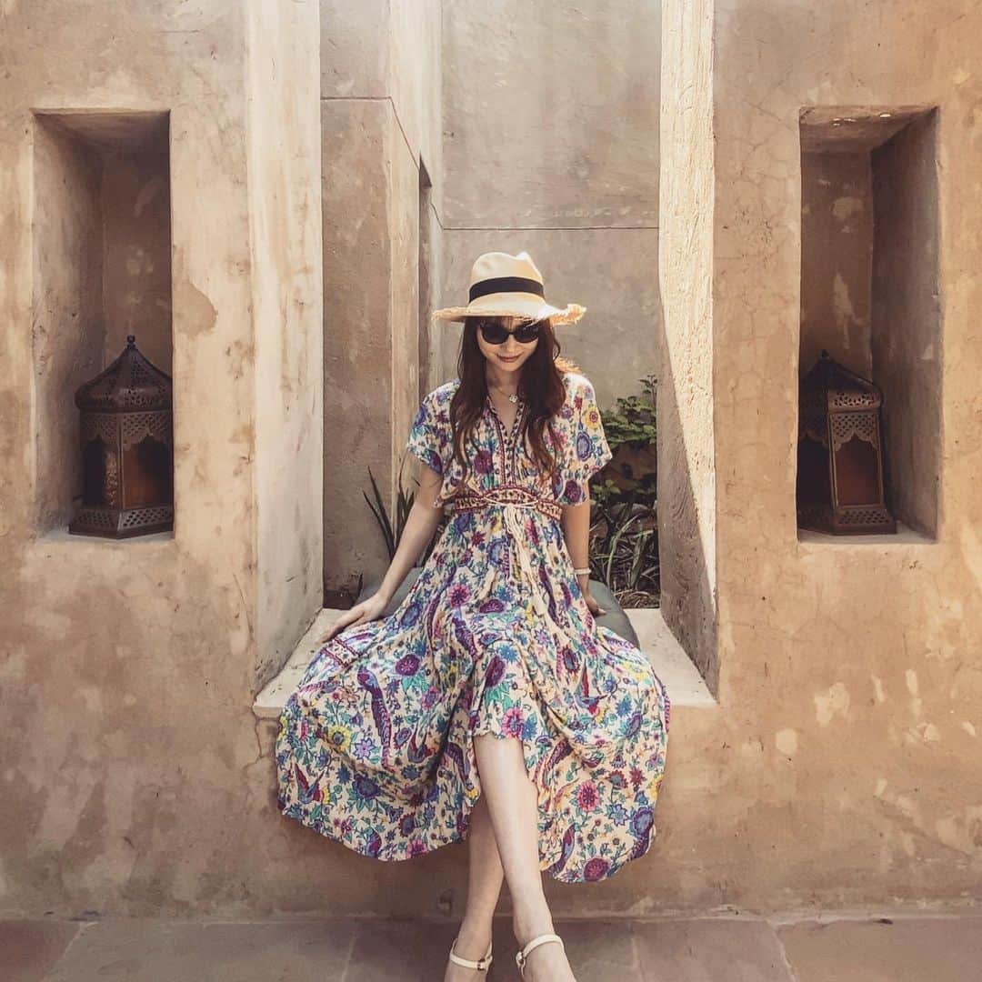 清水彩子のインスタグラム：「今回泊まったホテルは砂漠の中にあるホテル🐪  #babalshamsdesertresort #バブアルシャムスデザートリゾートアンドスパ  @babalshamshotel  前に来た事があって普段見れない光景があるから、スタッフ達を連れて来たいなぁって思ってたホテル🐪☀️ ラクダに無料で乗れて、一面砂漠🏜に広がるプールがとっても素敵なホテル🐪  お部屋の中はオリエンタルな雰囲気で💕可愛かったぁ🐪  #dubai #ドバイ #travel #海外旅行 #砂漠のホテル #旅すたぐらむ」