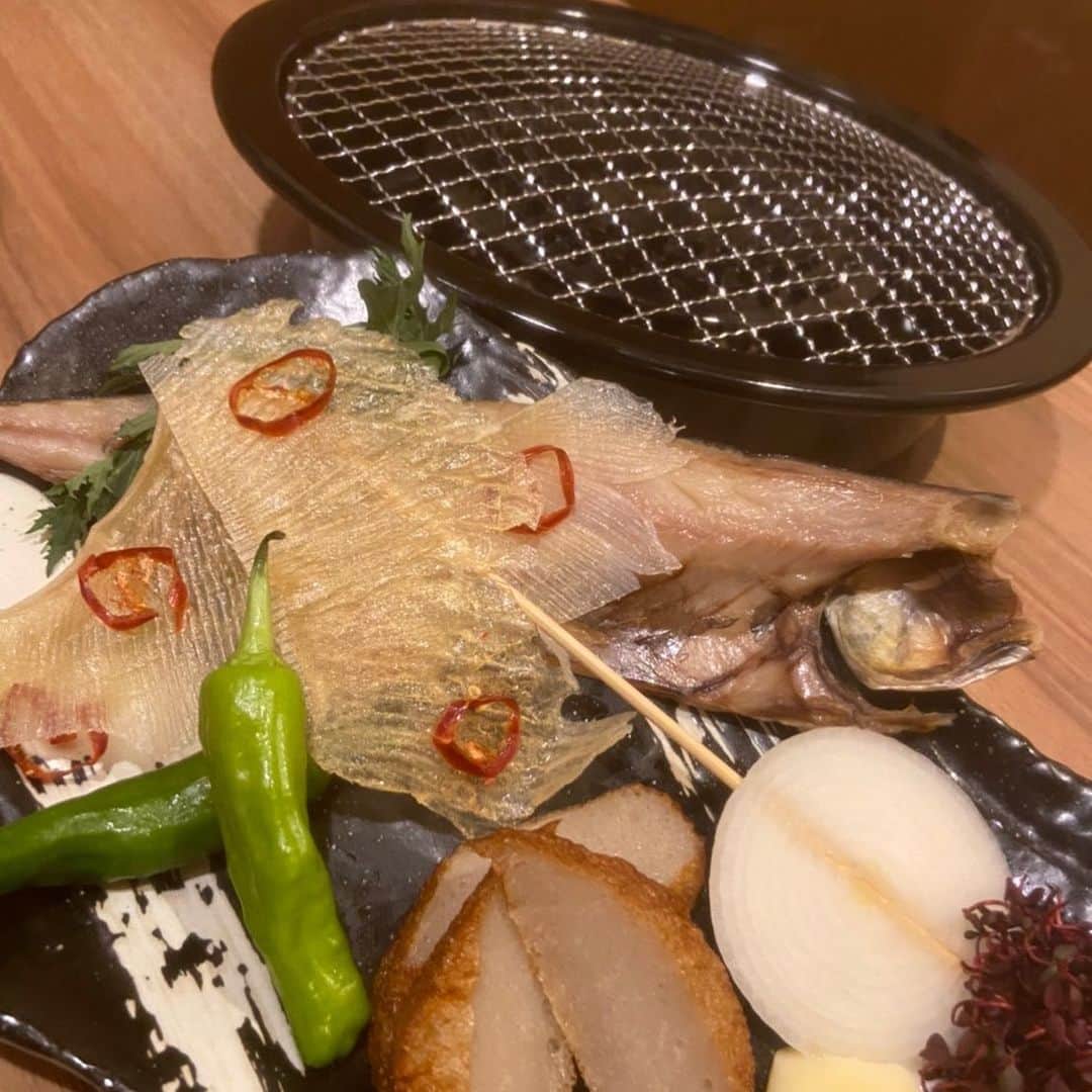 鶏魚 谷町のインスタグラム：「鶏魚です！しーちゃんです🎶 これは何かって!? 新しいグランドメニューに登場します❗️ 乞うご期待💕 #新しいグランドメニュー #乞うご期待 #鶏魚 #大阪 #谷町四丁目 #駅近 #セルフ飲み放題 #地域最安値 #コース #座敷 #個室 #貝盛り放題 #ガンガン焼き #あさり #はまぐり #ホンビノス貝 #牡蠣 #さざえ #飲み会 #女将」